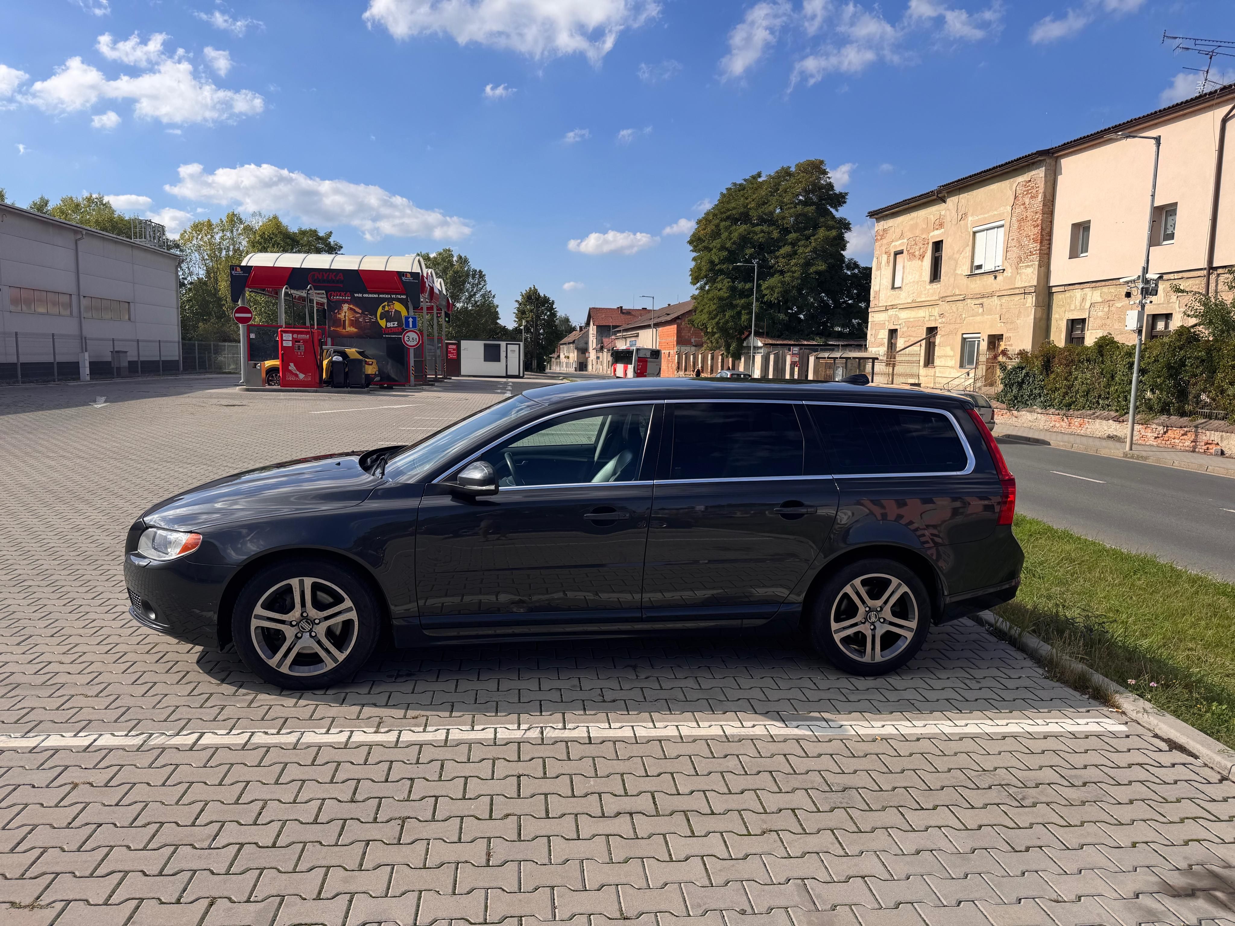 Volvo V70, Kůže,xenony,tažné,2 sady kol - fotka 3