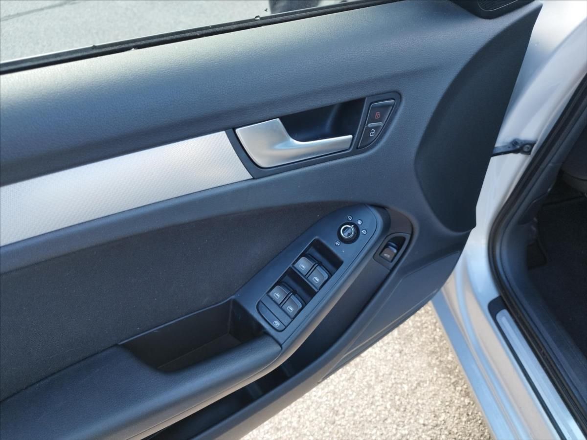 Audi A4, 2,0  TDi - fotka 6