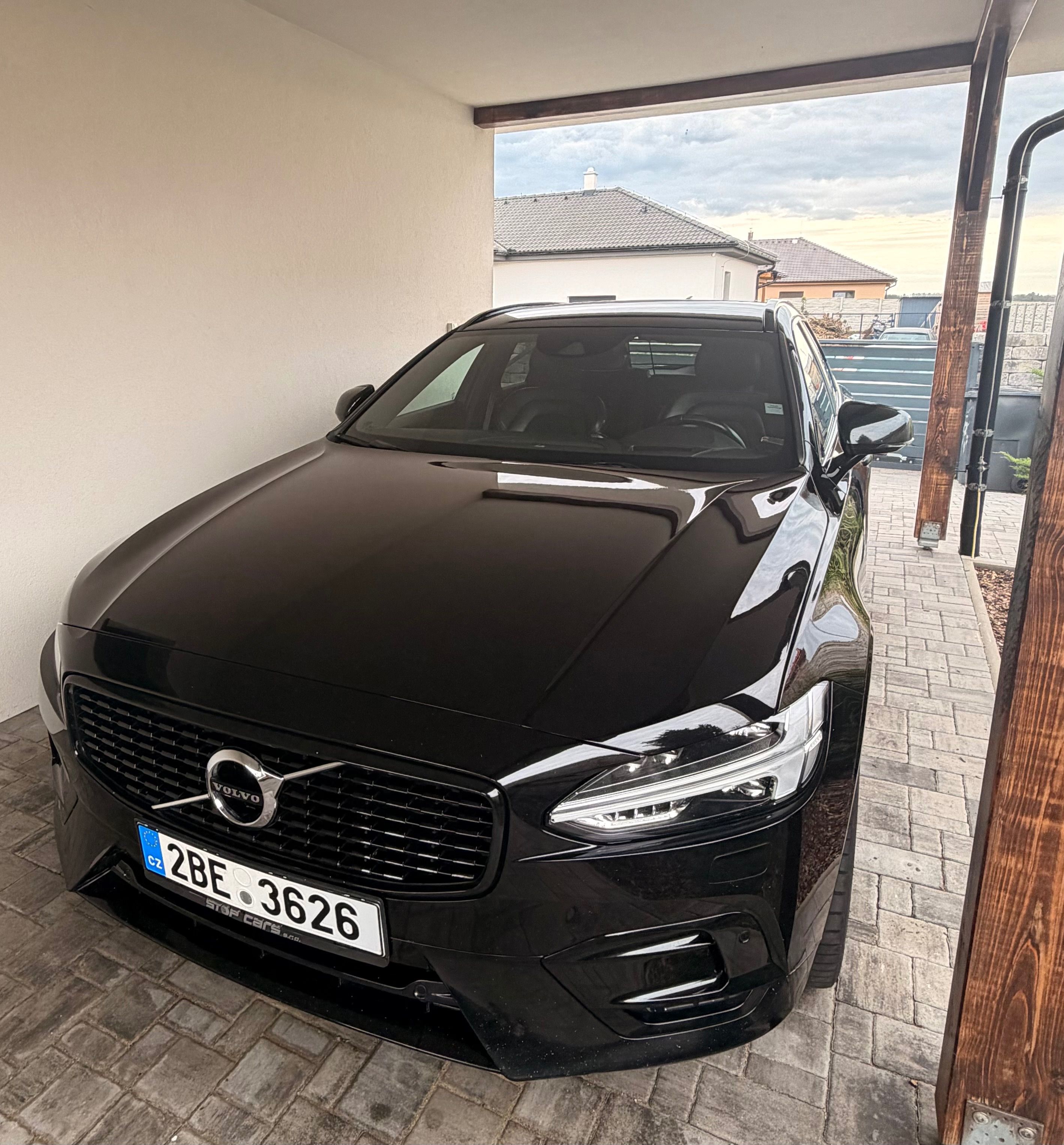 Volvo V90, Volvo V90 D4, 140kW *R-DESIGN* - fotka 2