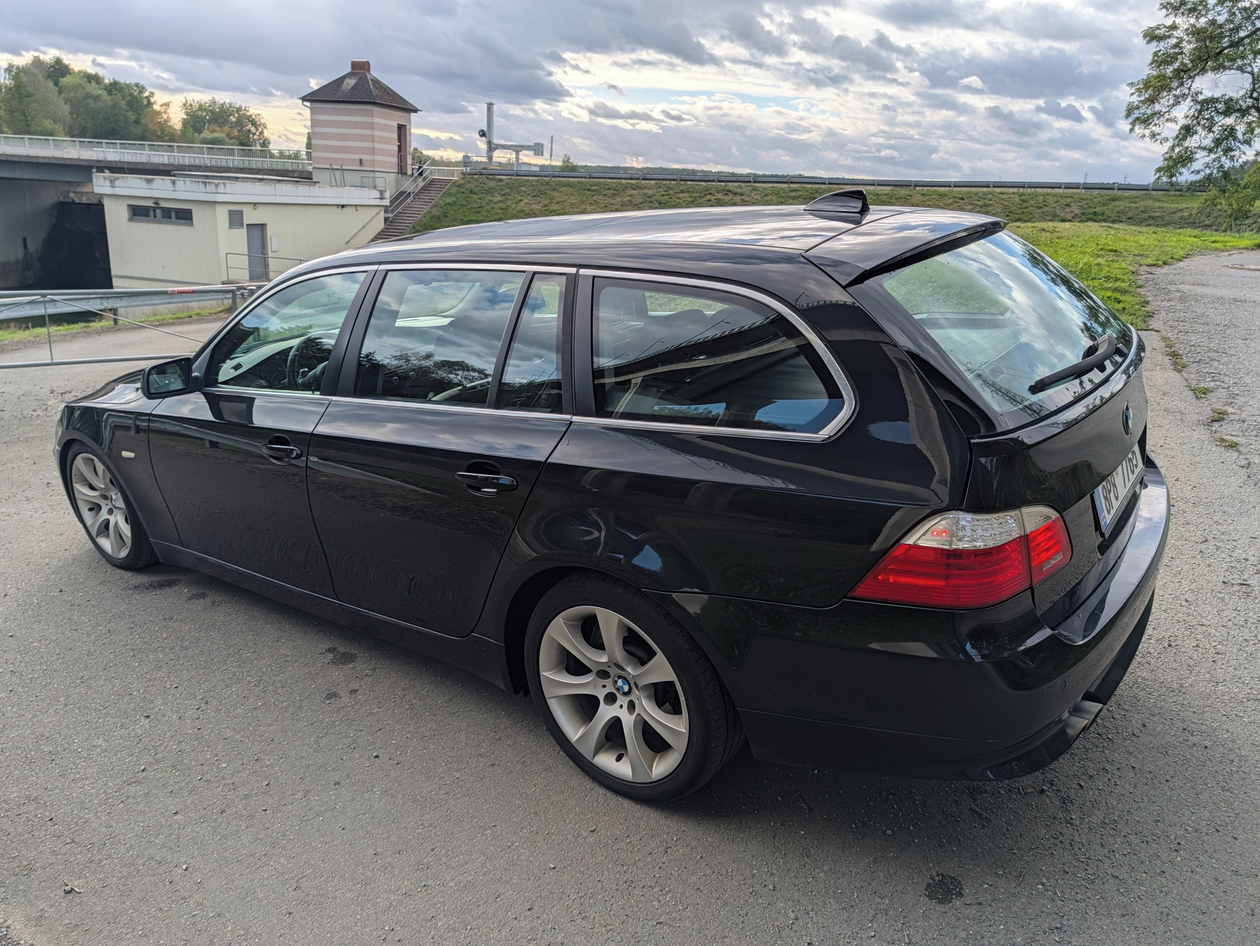 BMW Řada 5, BMW E61 550i kombi - fotka 6