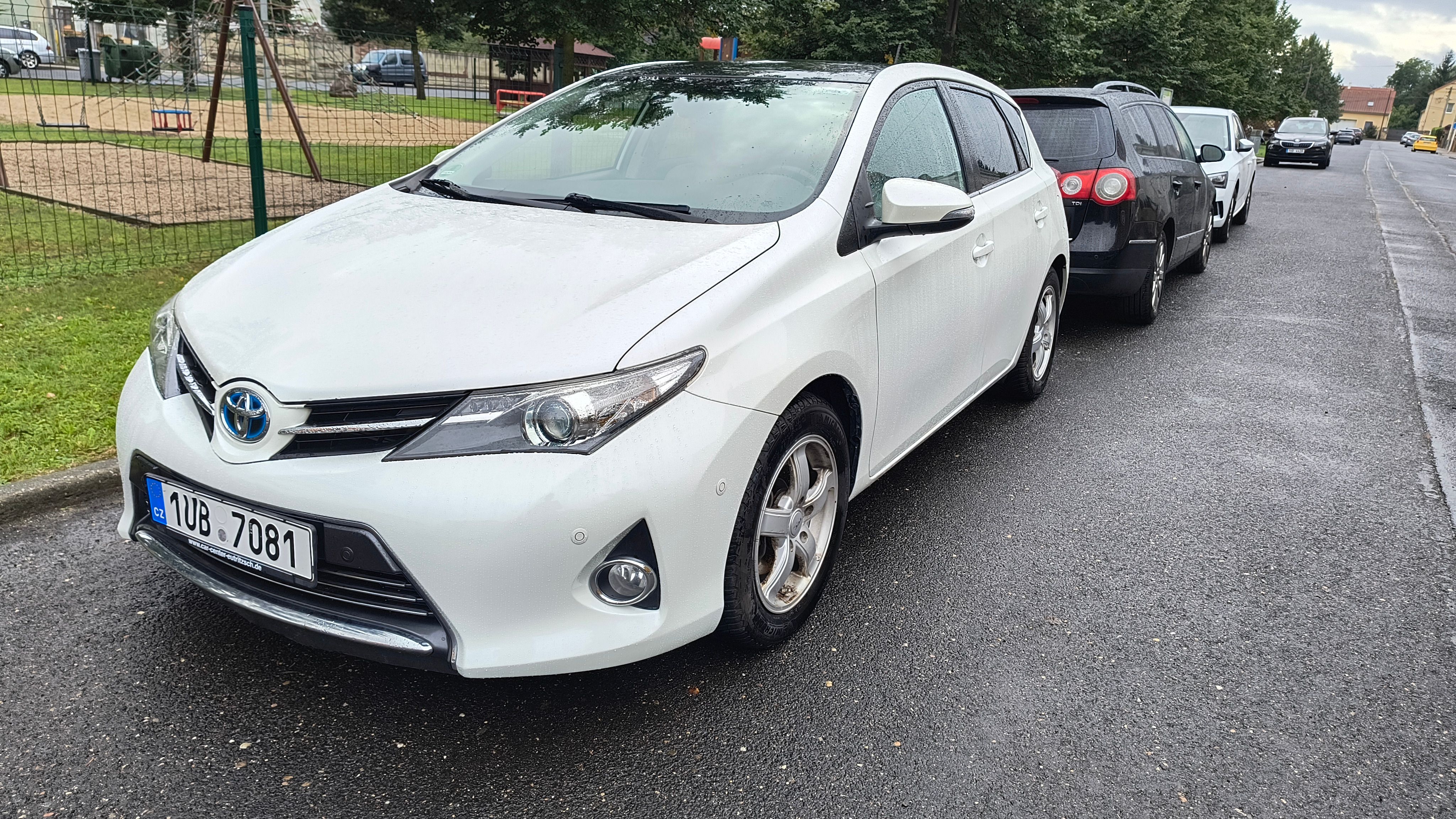 Toyota Auris, 1.8 Hybrid, servisováno - fotka 2
