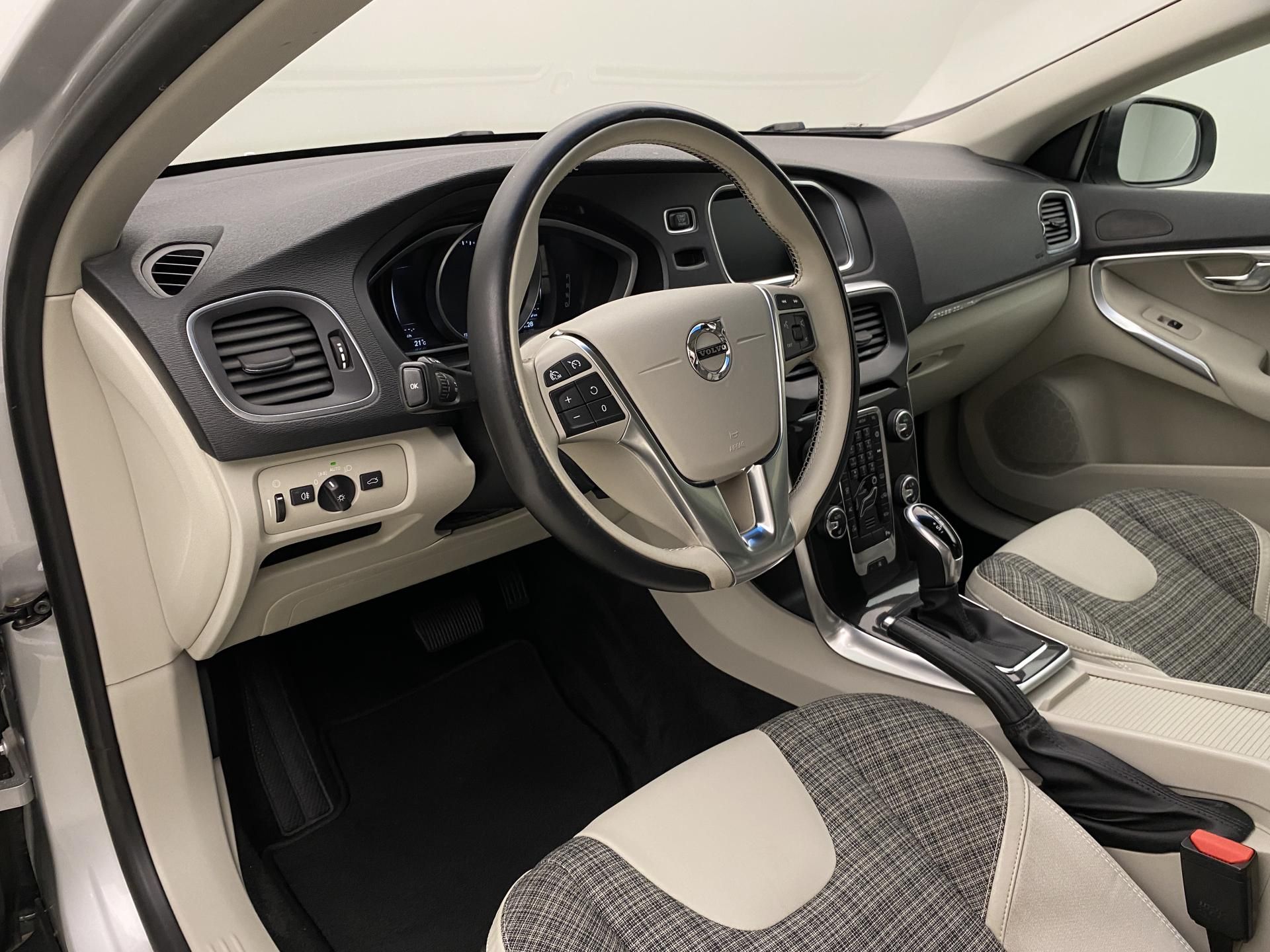 Volvo V40, CC D3 MOMENTUM AUT - fotka 3