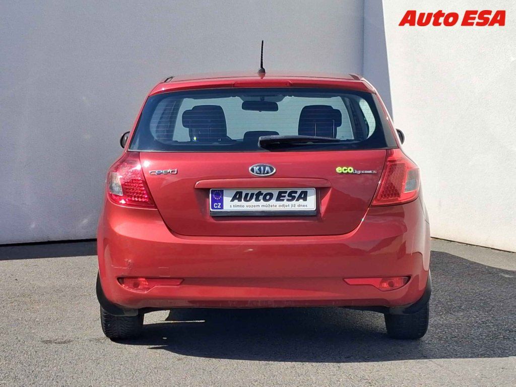Kia Cee´d, 1.4 GDI,1.maj,ČR,AC - fotka 5