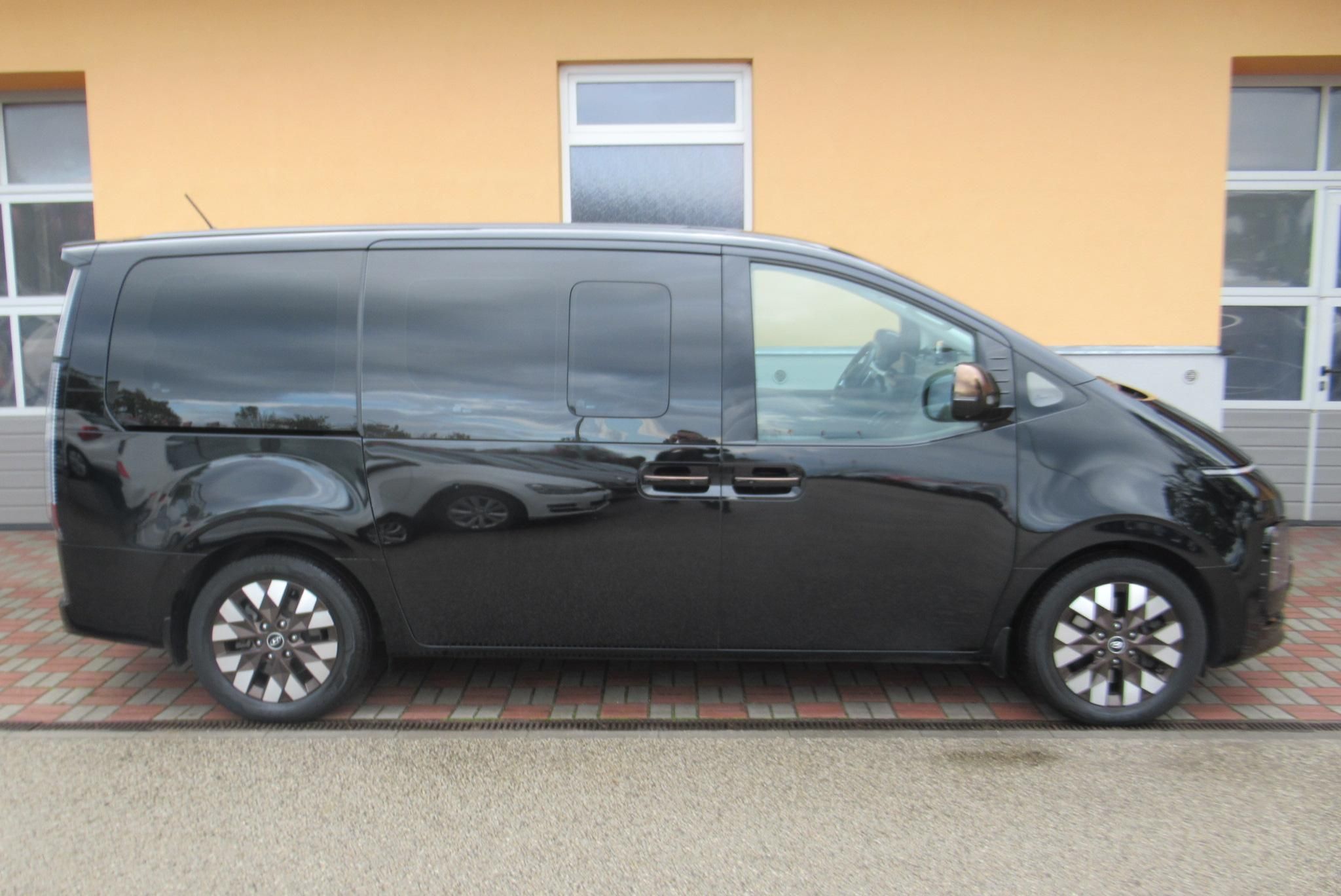 Hyundai Staria, 2.2 CRDi 4x4 TAŽNÉ PANORAMA - fotka 3