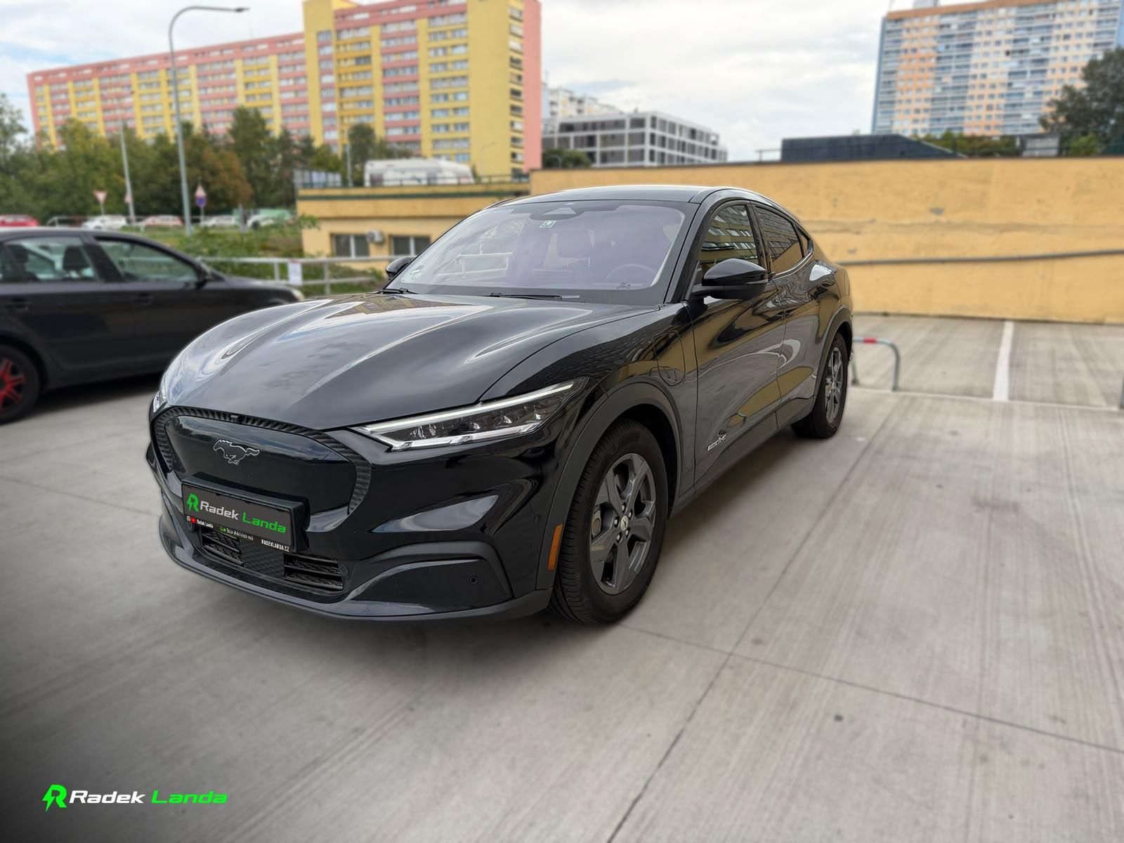 Ford Mustang Mach-E, Standard Range RWD 75,7 kWh - fotka 3
