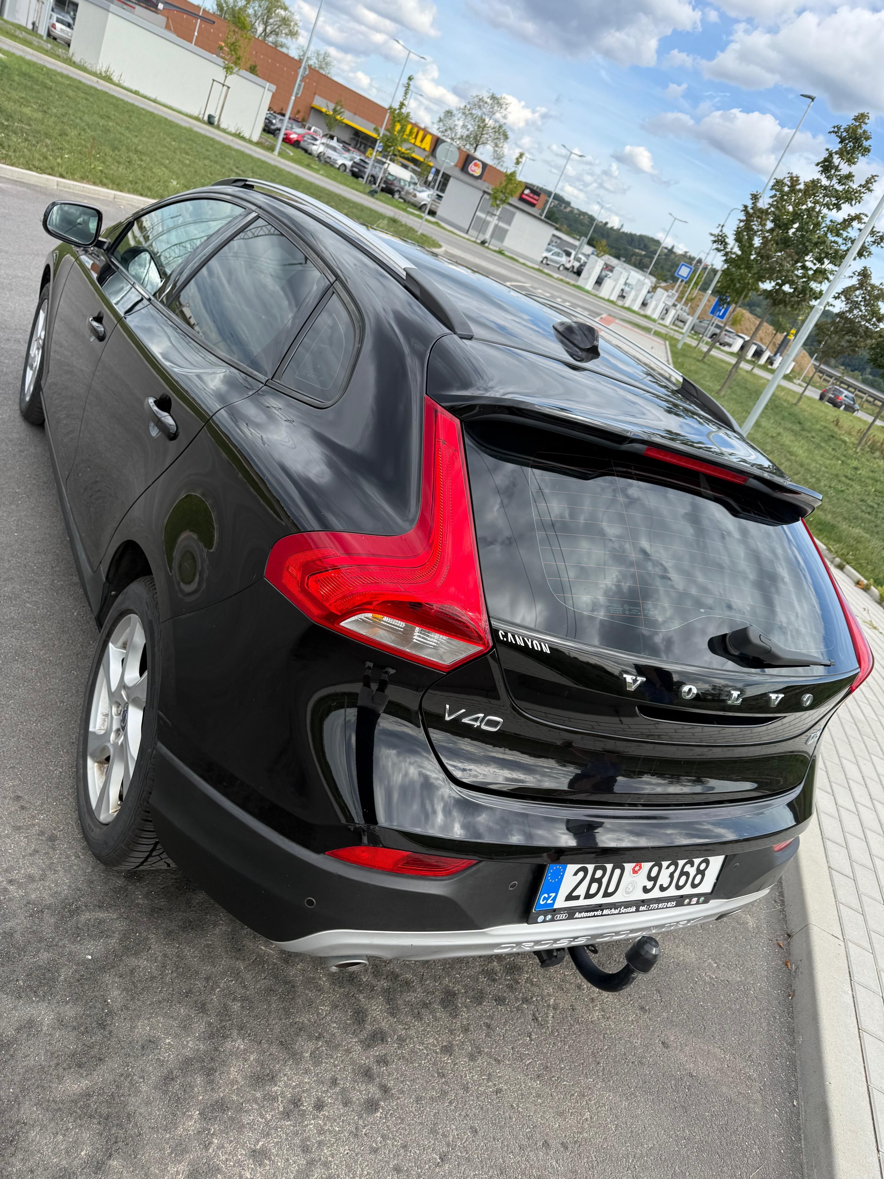 Volvo V40, Cross Country D3 2.0 Momentum - fotka 4