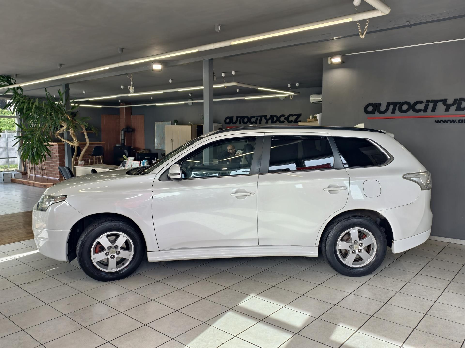 Mitsubishi Outlander, 2.2 DI-D 4x4, 7MÍST, INSTYLE - fotka 4