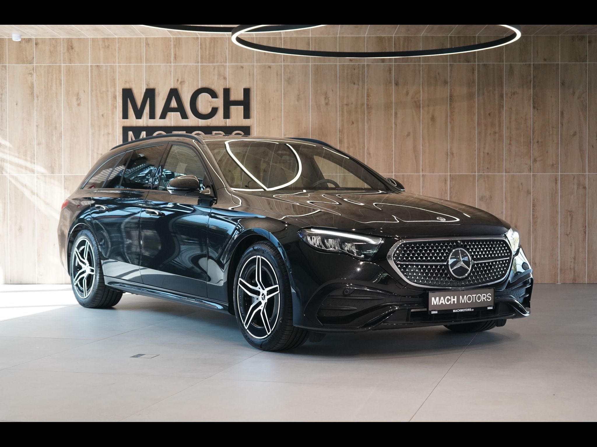 Mercedes-Benz Třídy E, 220d 4MATIC AMG, Pano, Tažné - fotka 4