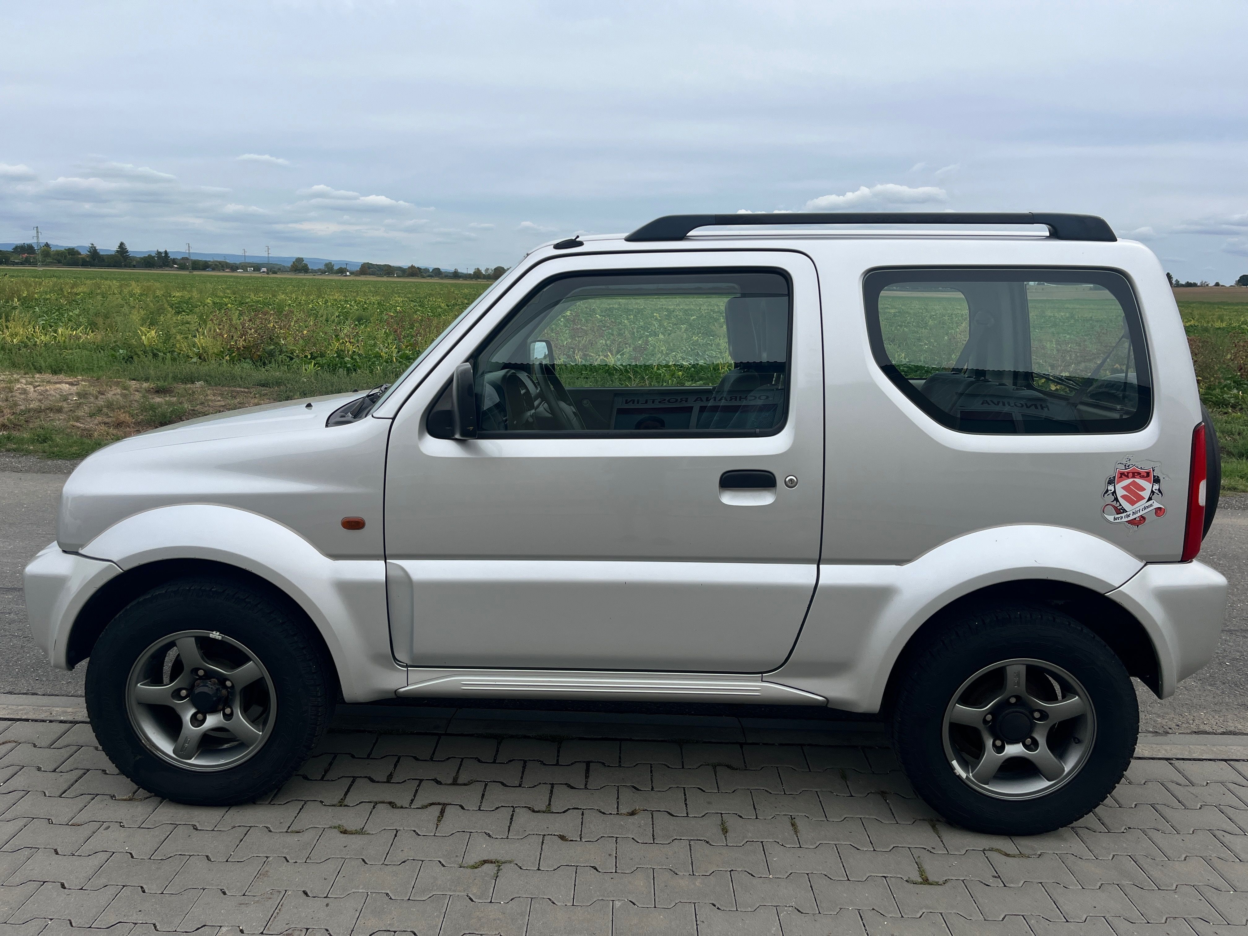 Suzuki Jimny, 1,3 4x4 60kW 1. majitel - fotka 3