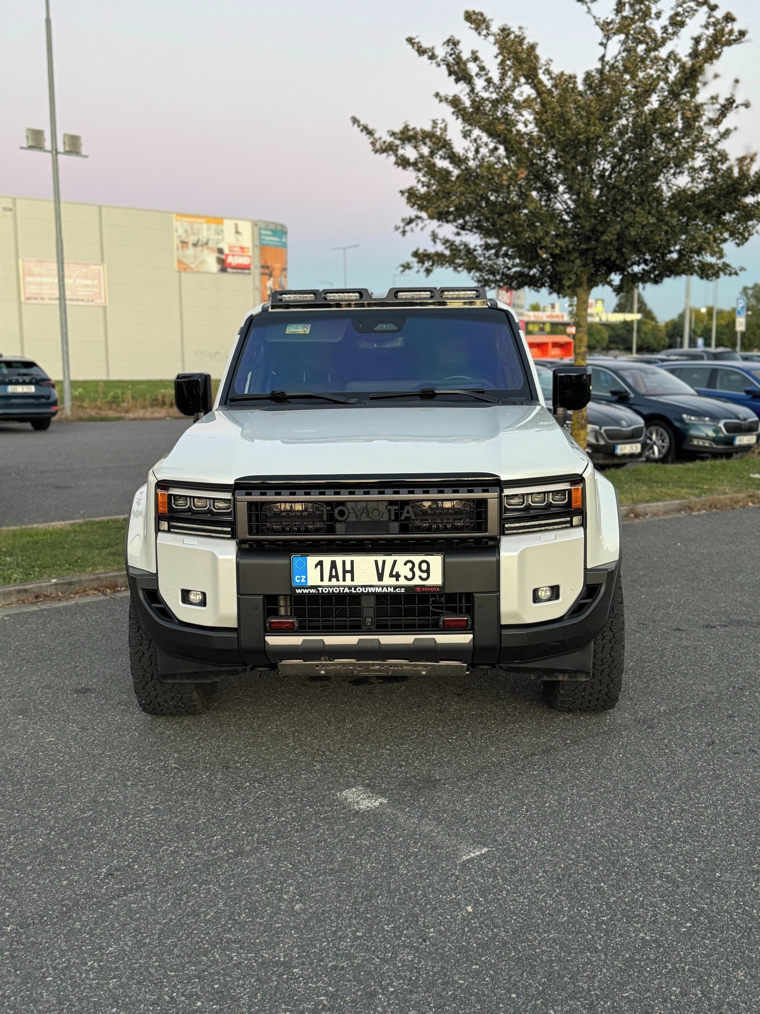 Toyota Land Cruiser, 2.8 D-4D Executive Skyview - fotka 4