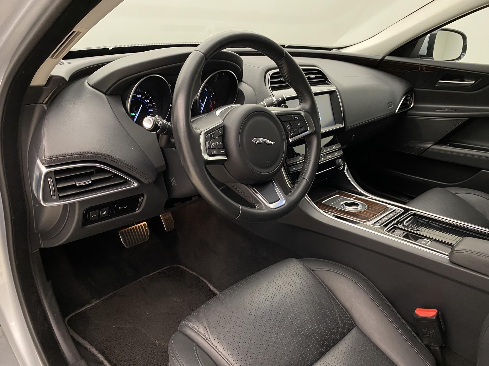Jaguar XE, 30t 221kW AWD AUT CZ - fotka 4