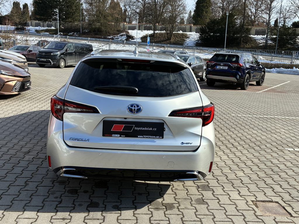 Toyota Corolla, 1.8 Hybrid Style - fotka 4