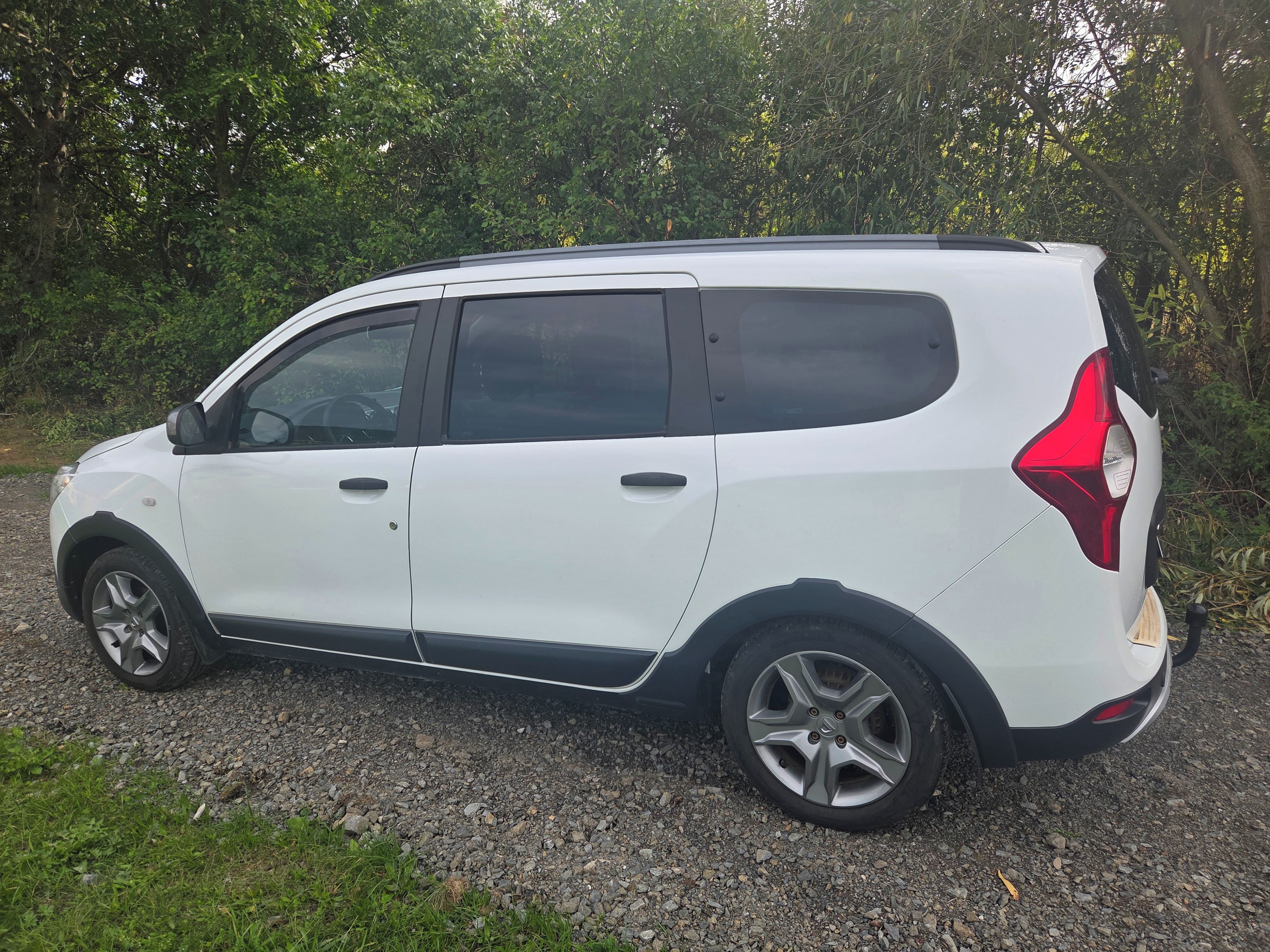 Dacia Lodgy, 1.6 SCe Stepway 7 míst - tažné - fotka 4