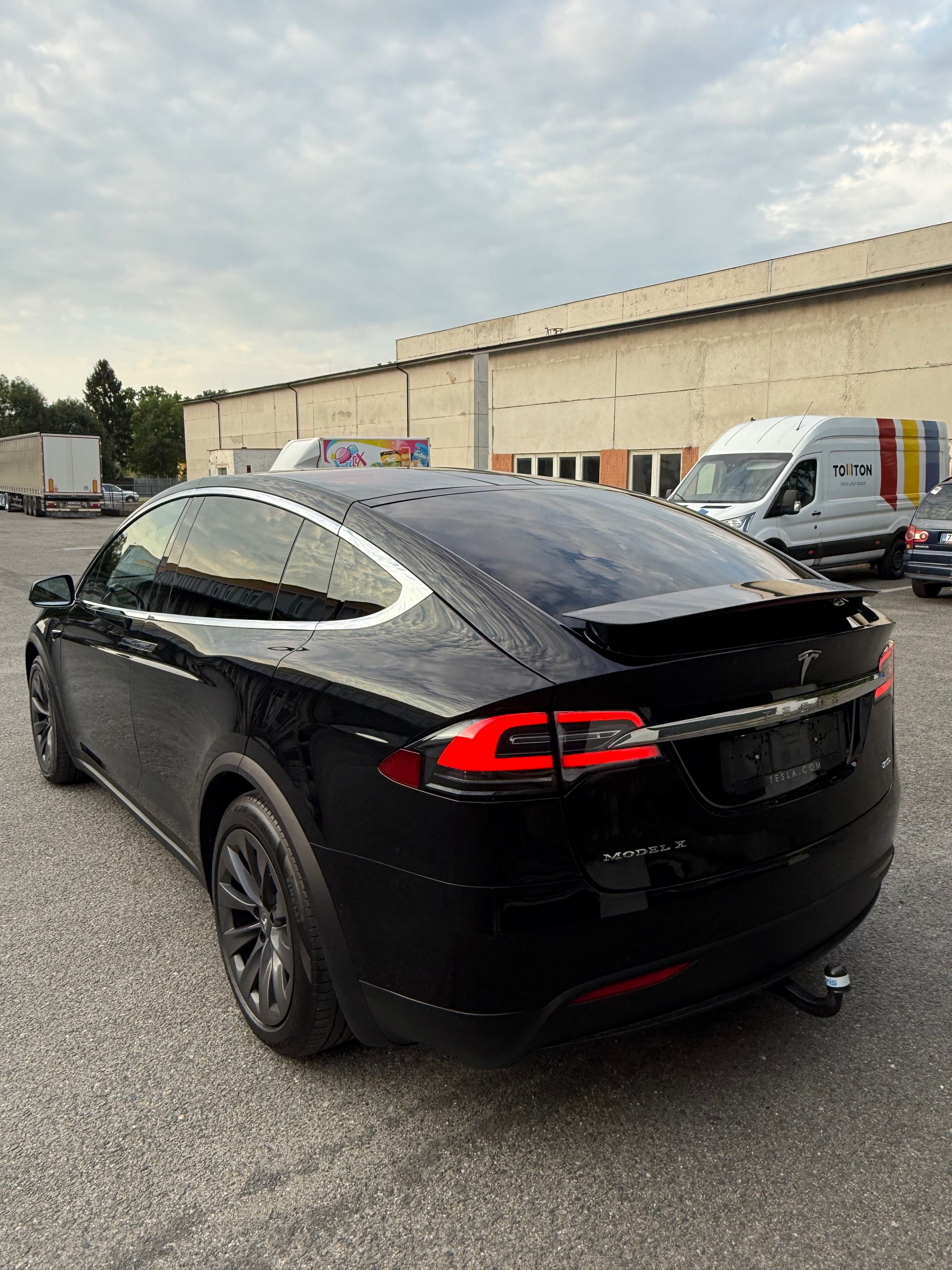 Tesla Model X, 75D - fotka 4