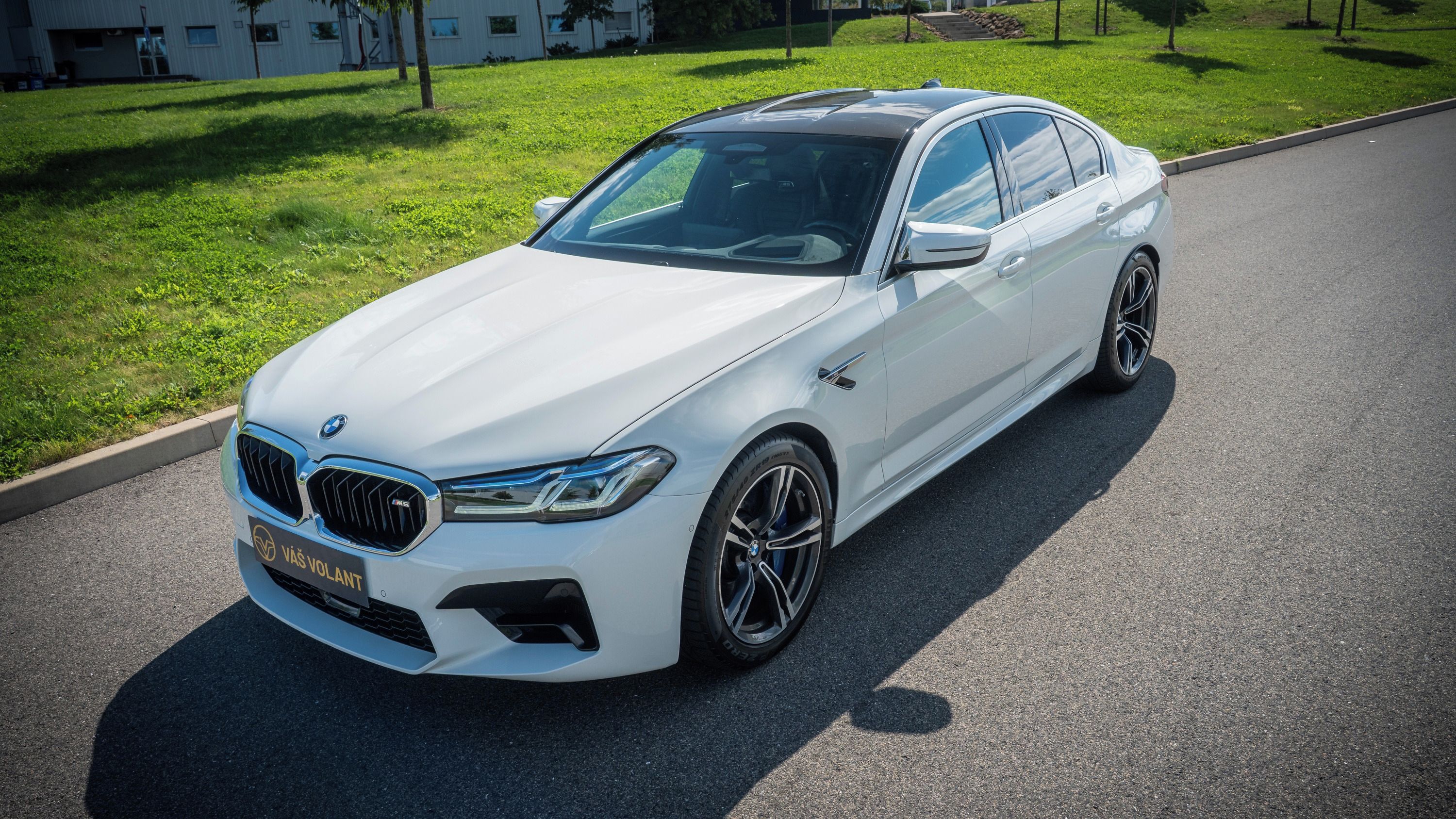 BMW M5, F90, B&W, HUD, zimní pneu - fotka 6