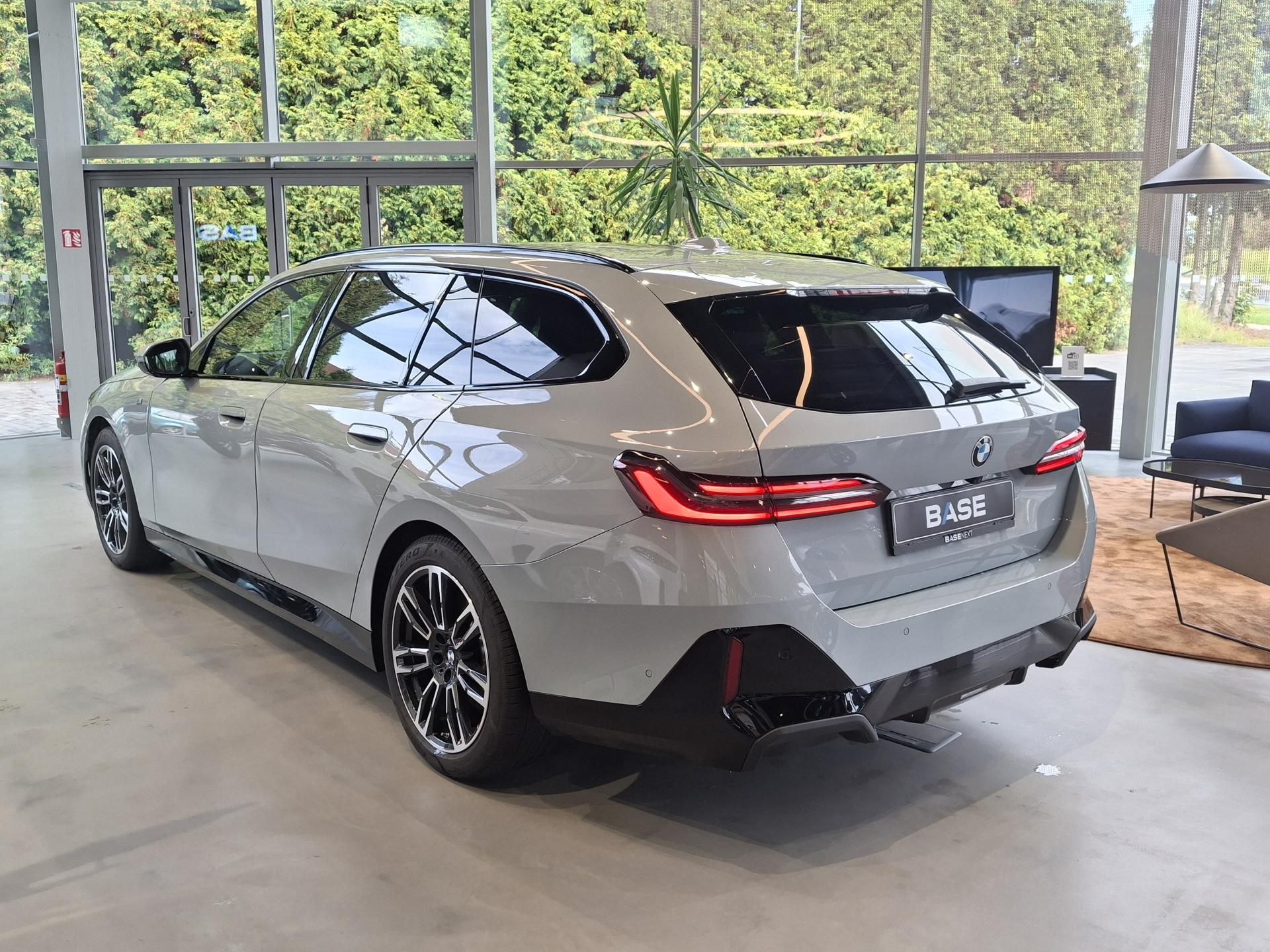BMW Řada 5, 520d xDrive Touring M-Sport - fotka 4