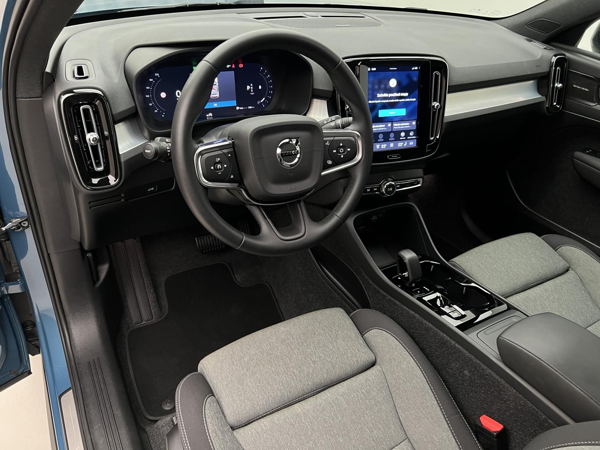 Volvo XC40, B3 DARK PLUS AUT CZ 1. maj. - fotka 4