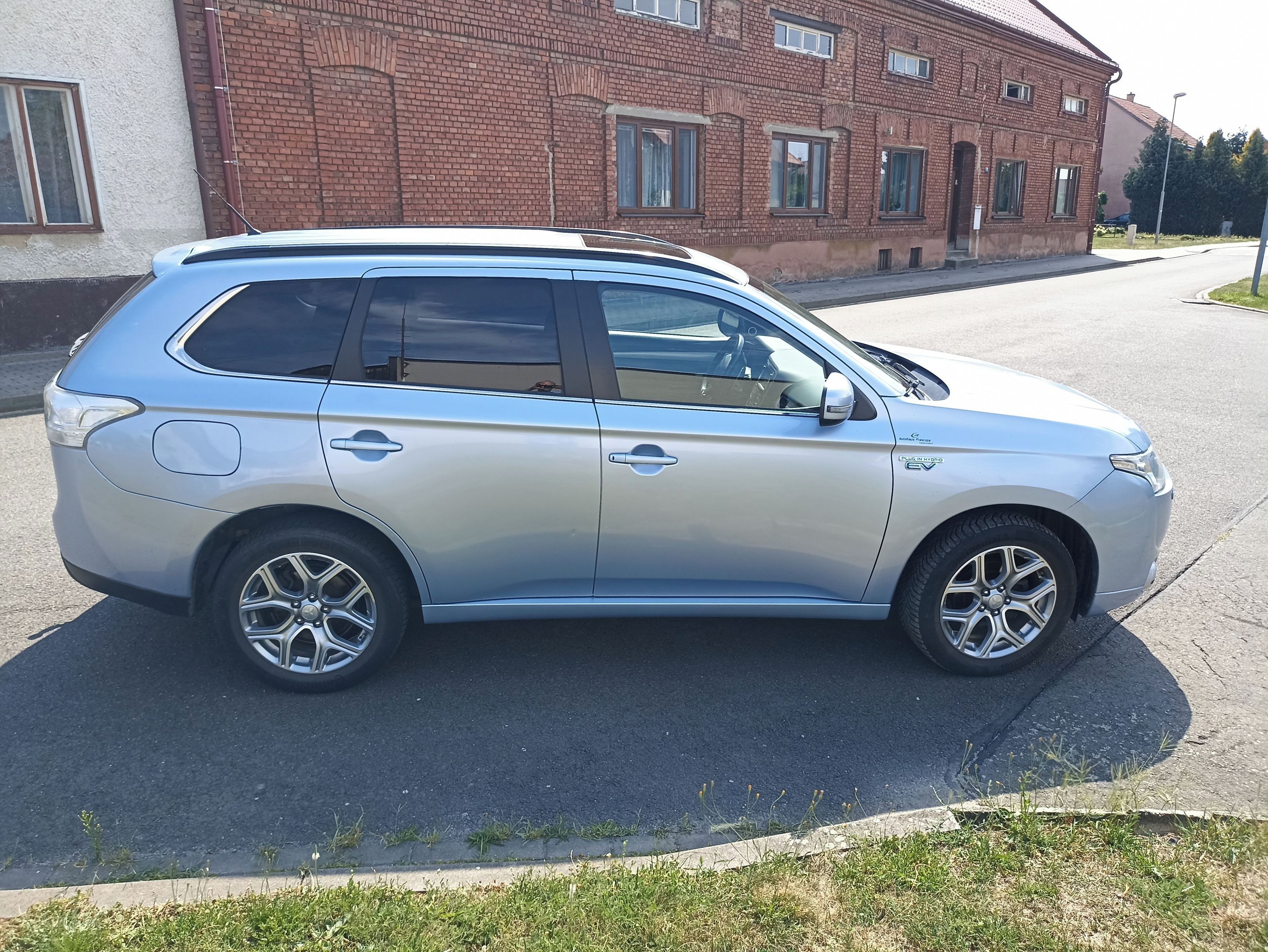 Mitsubishi Outlander, PHEV 4×4, plug-in hybrid - fotka 5
