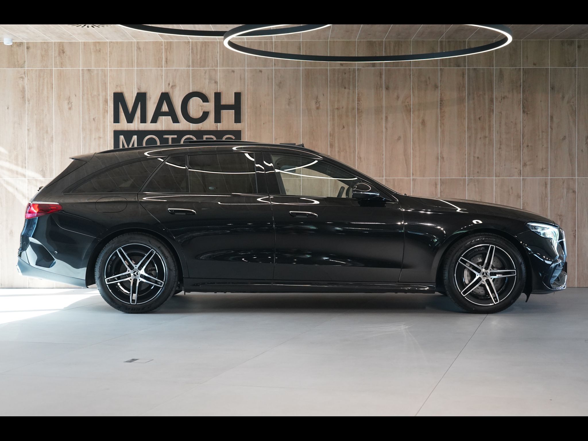 Mercedes-Benz Třídy E, 220d 4MATIC AMG, Pano, Tažné - fotka 6