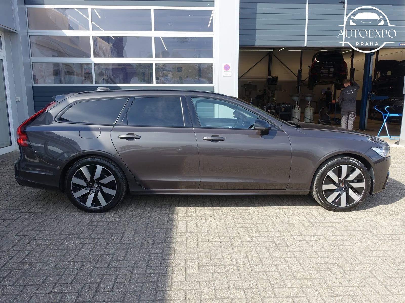 Volvo V90, Plus Dark T6 AWD Plug-in - fotka 5