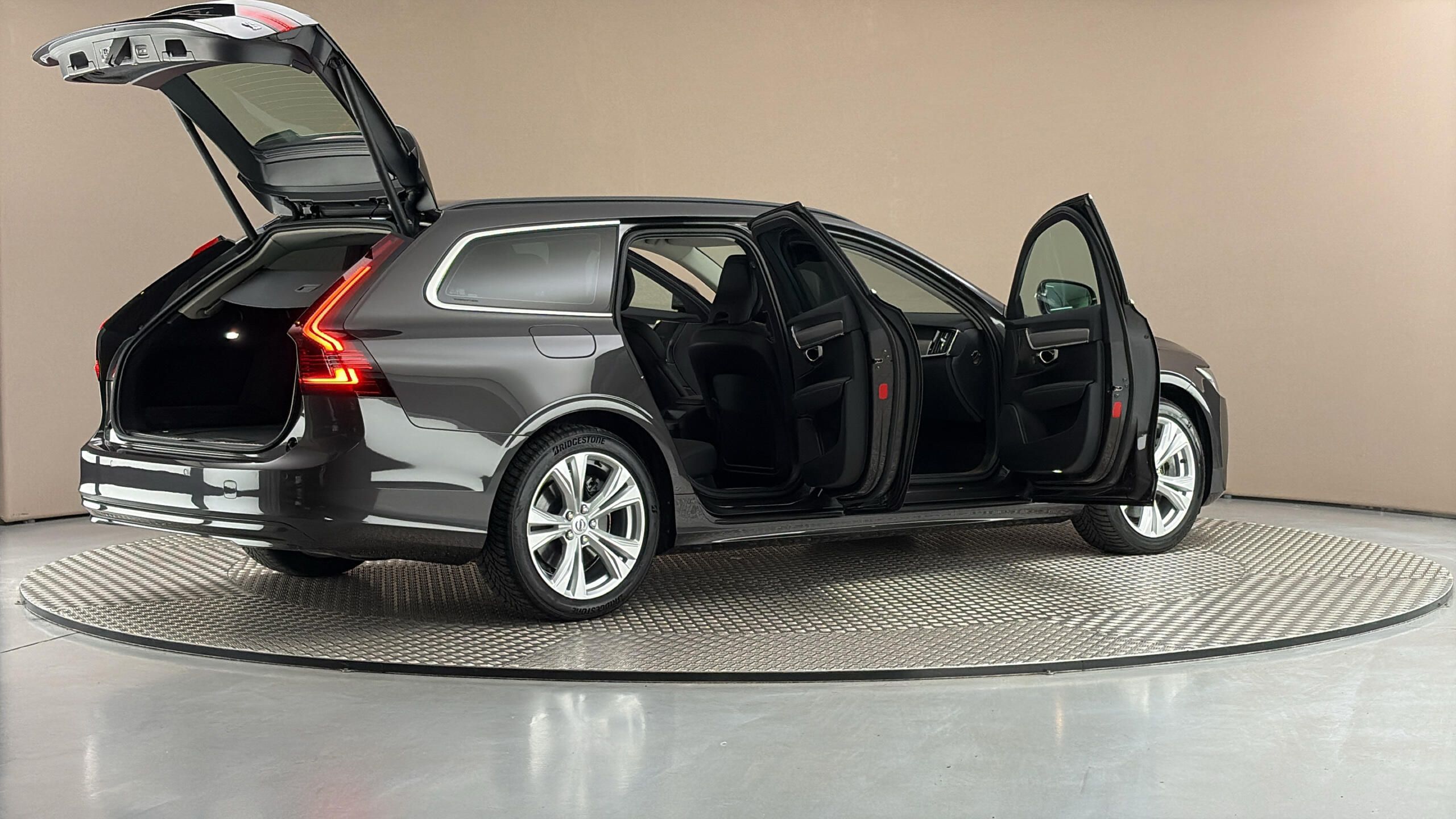 Volvo V90, 2.0 B4 AUT Momentum Pro - fotka 6