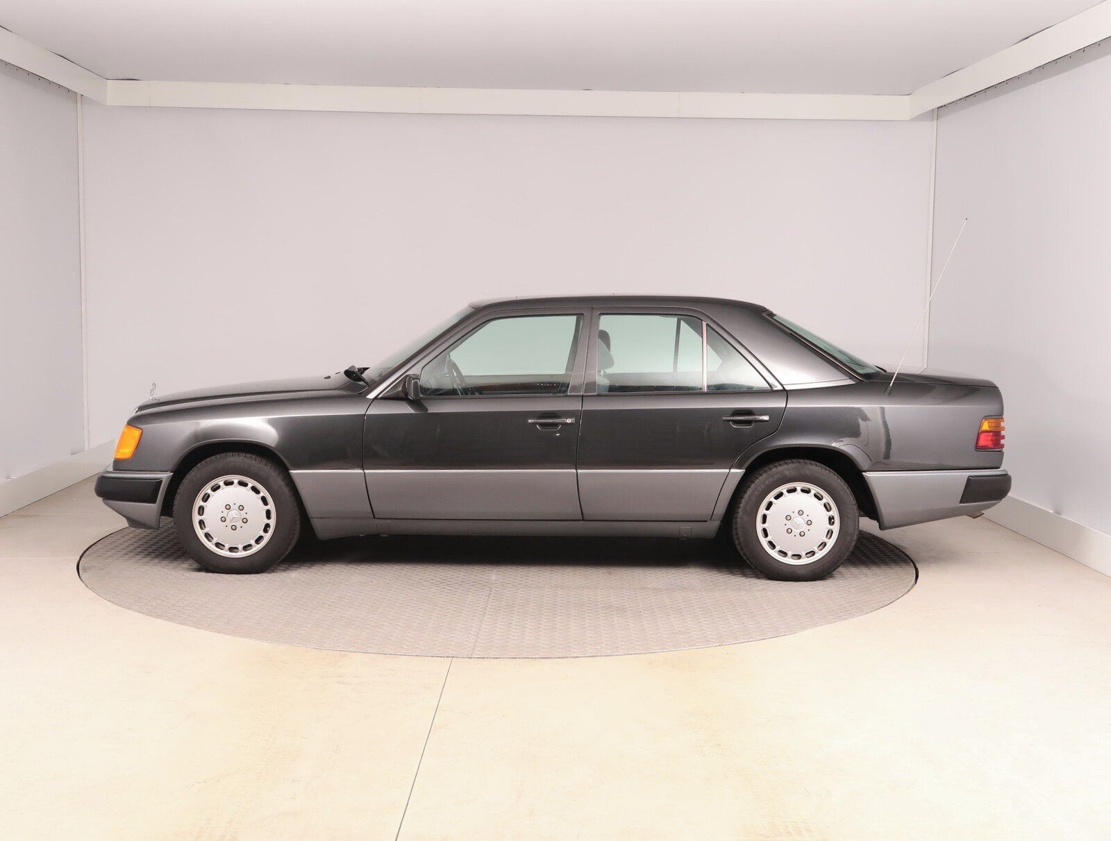 Mercedes-Benz Třídy E, 200 D - fotka 3