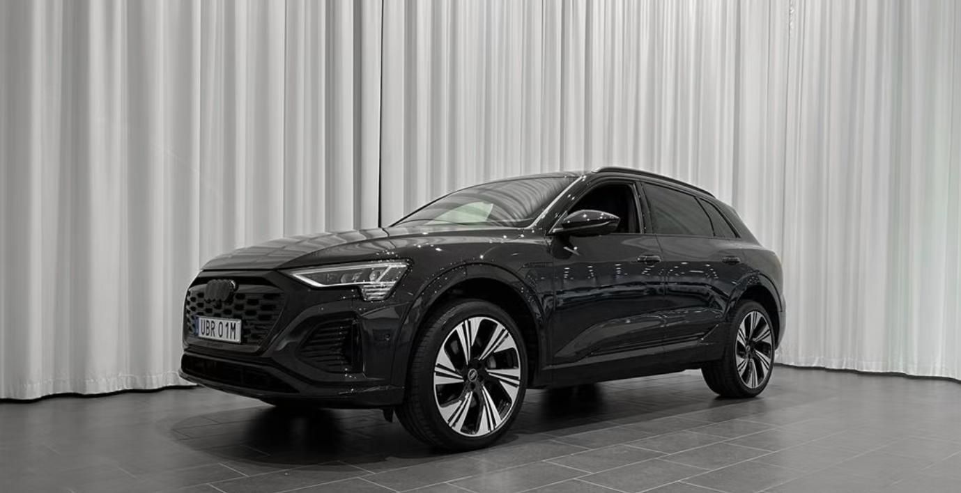 Audi Q8 e-tron, 55 Q 360k Pano Tažné 4 zóny
