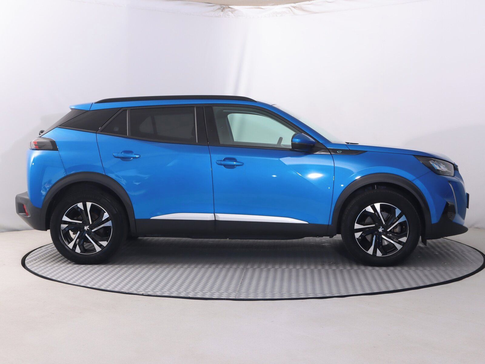 Peugeot 2008, 50 kWh, SoH 91%, Allure - fotka 6