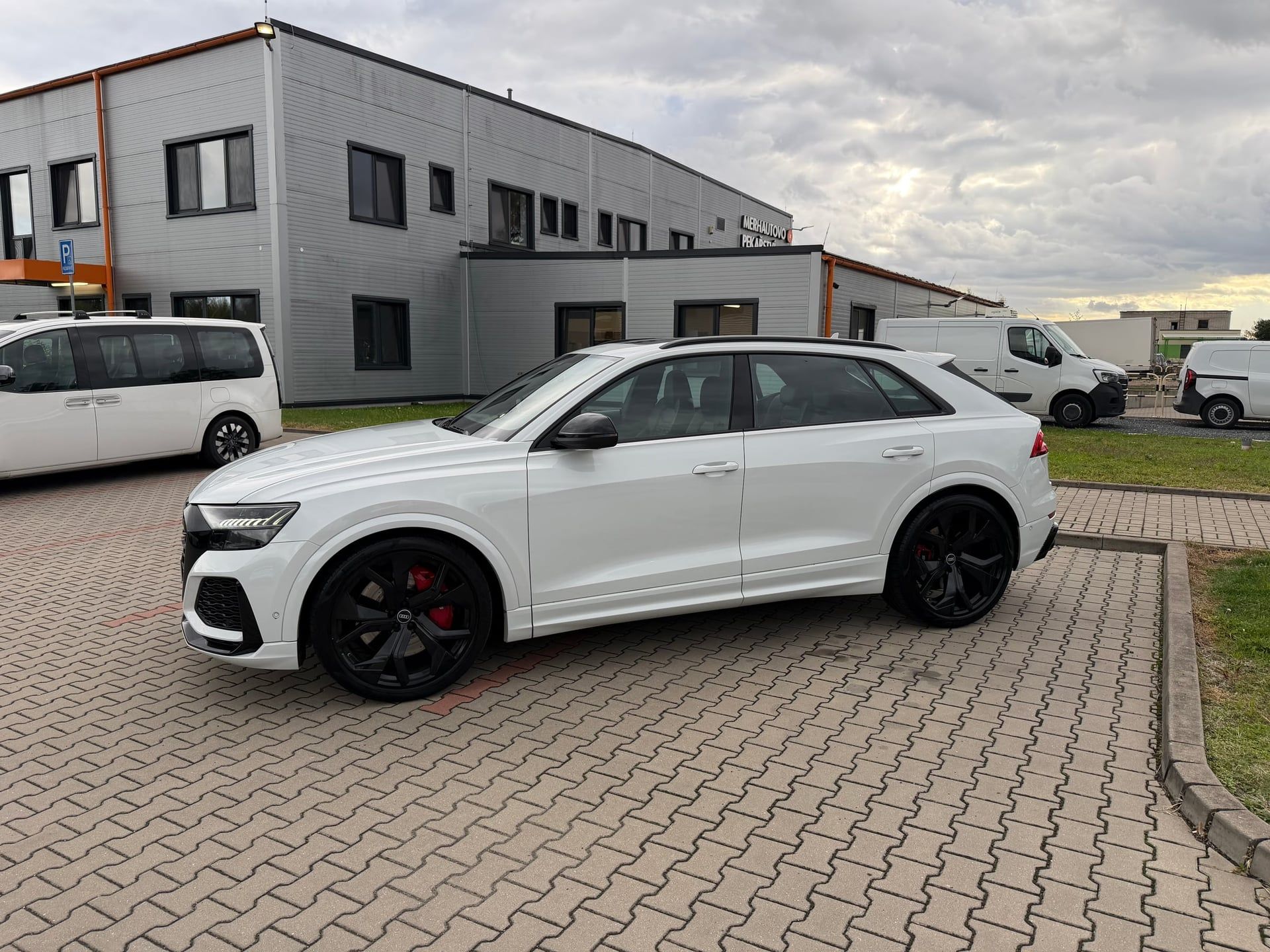 Audi RS Q8, 4.0 TFSI quattro/ČR-1.maj/DPH - fotka 2