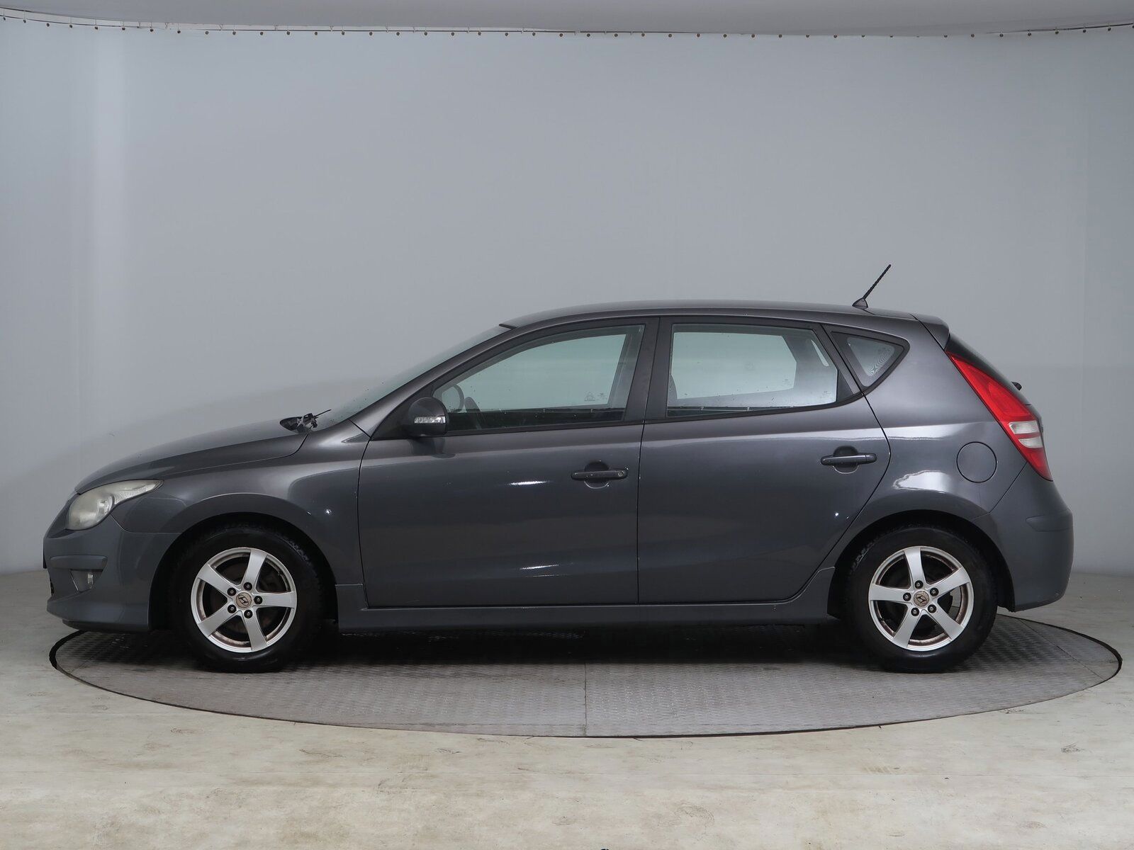 Hyundai i30, 1.6 CRDi, Klima, rezervace - fotka 3