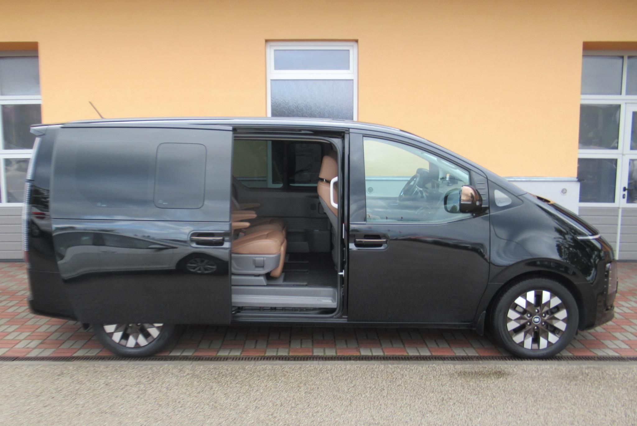 Hyundai Staria, 2.2 CRDi 4x4 TAŽNÉ PANORAMA - fotka 4