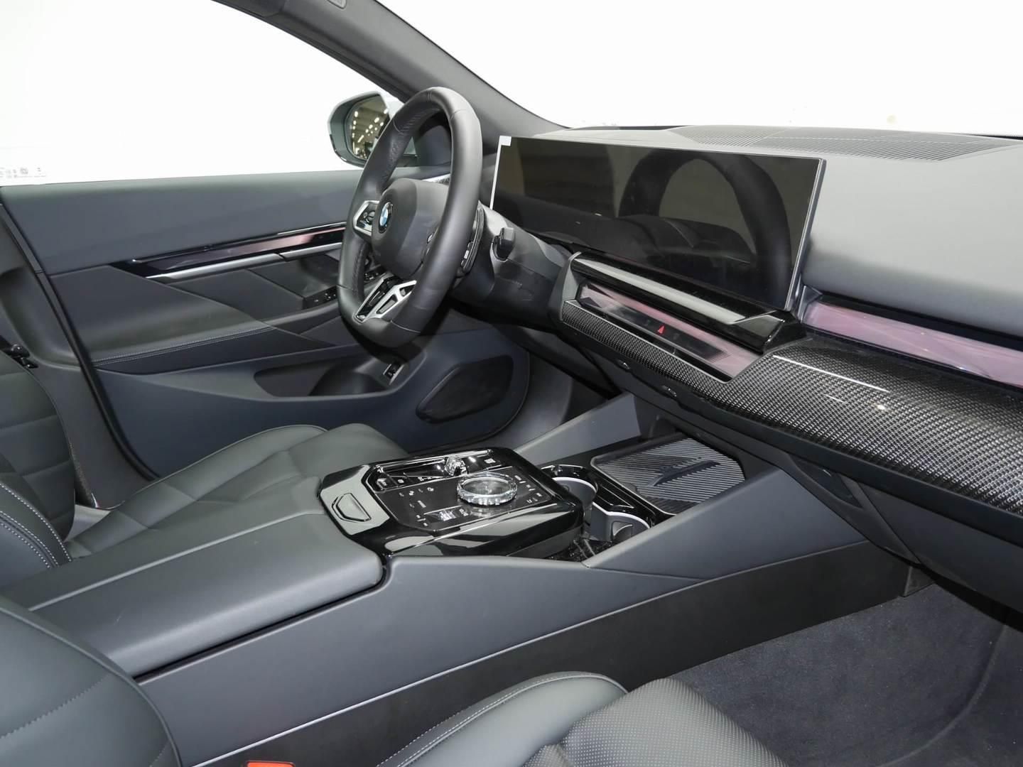 BMW Řada 5, 540d xDrive Touring M PRO - fotka 5