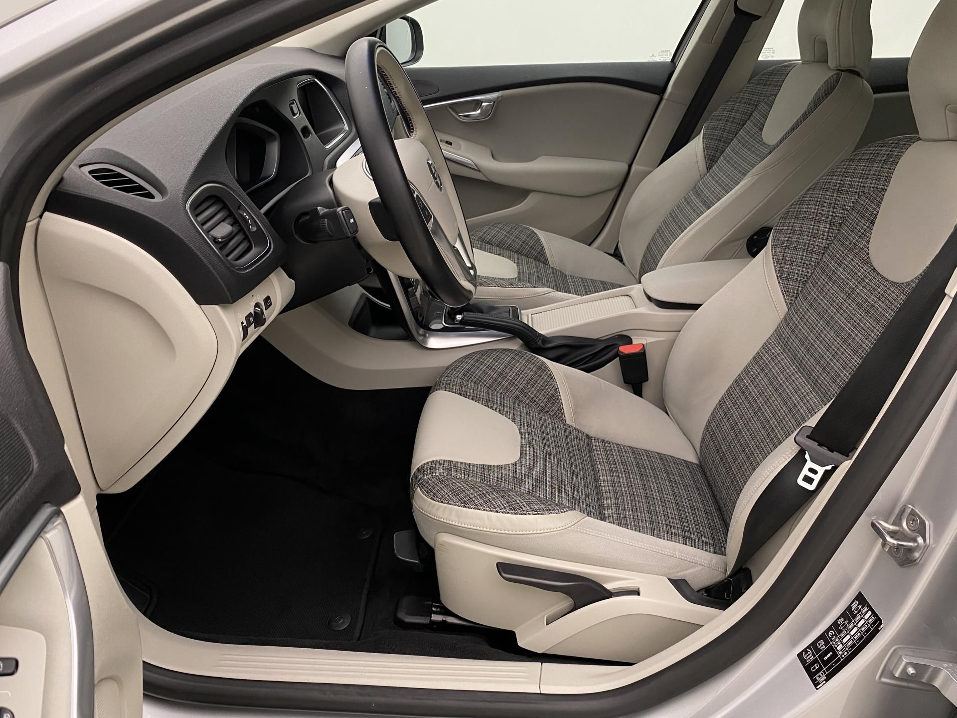 Volvo V40, CC D3 MOMENTUM AUT - fotka 2