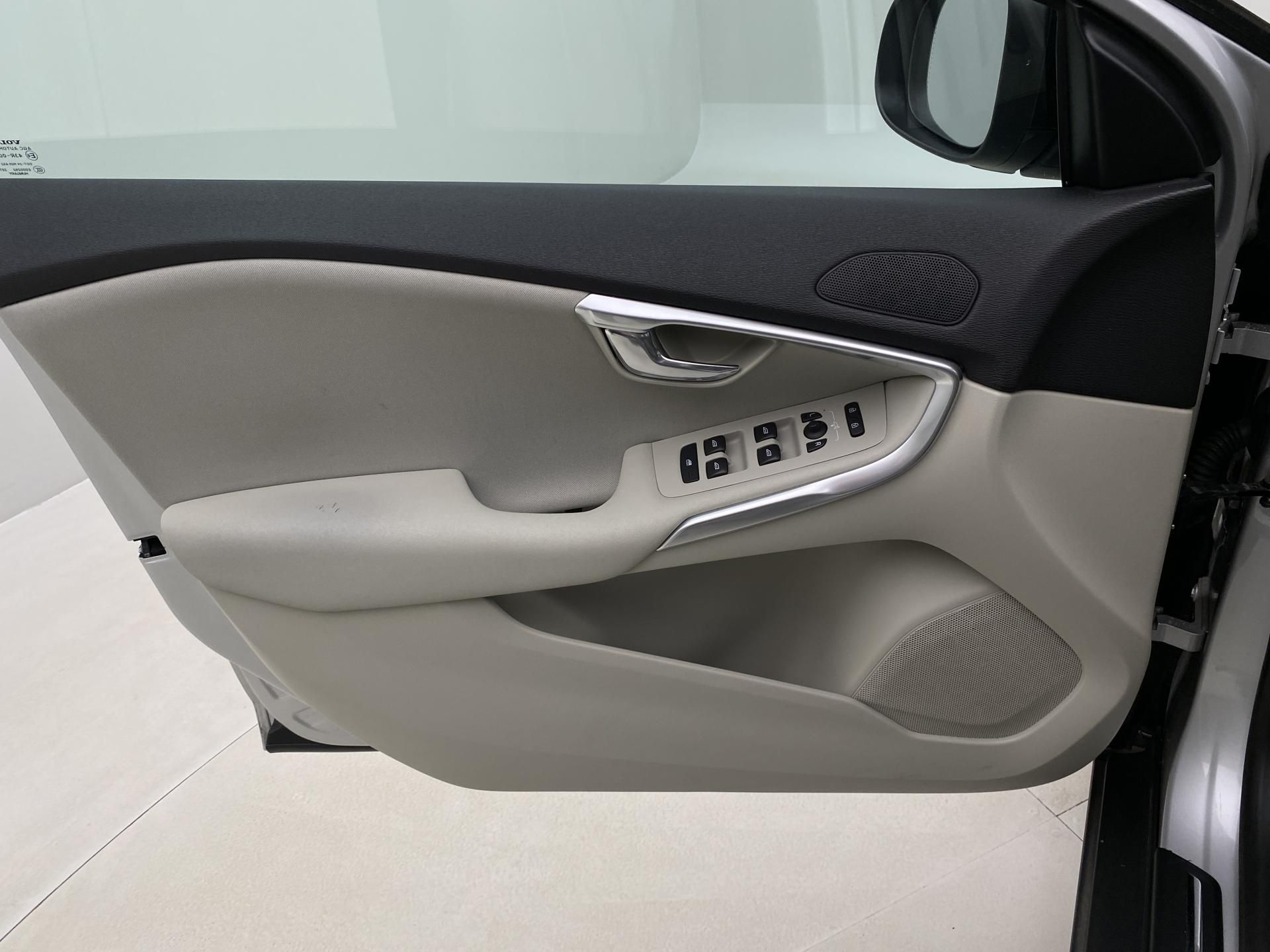 Volvo V40, CC D3 MOMENTUM AUT - fotka 6