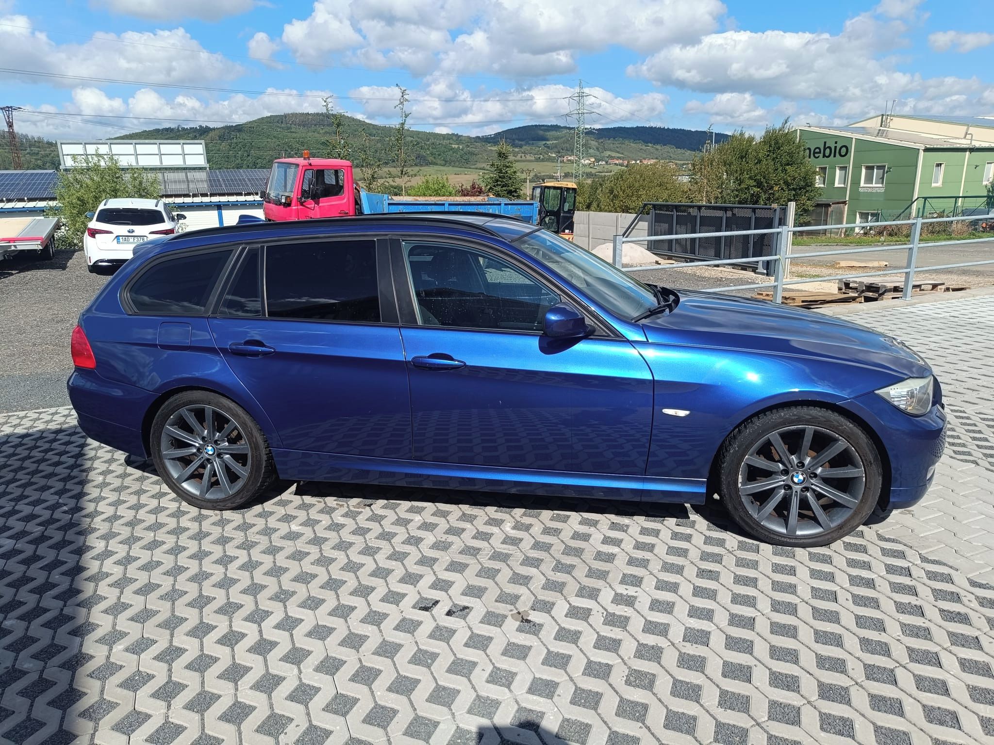 BMW Řada 3, 318i combi - fotka 6