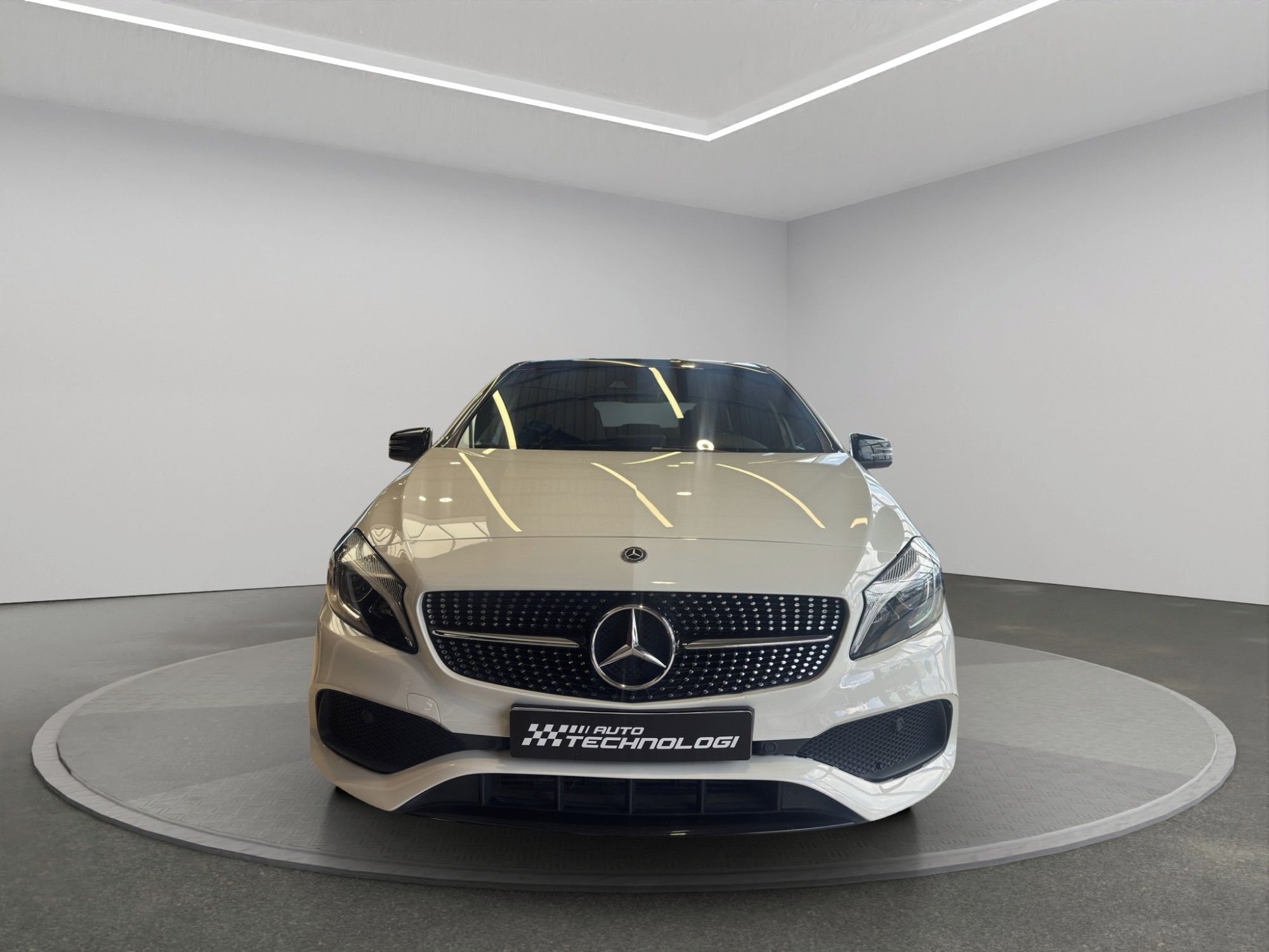 Mercedes-Benz Třídy A, 200 AMG Line - fotka 2
