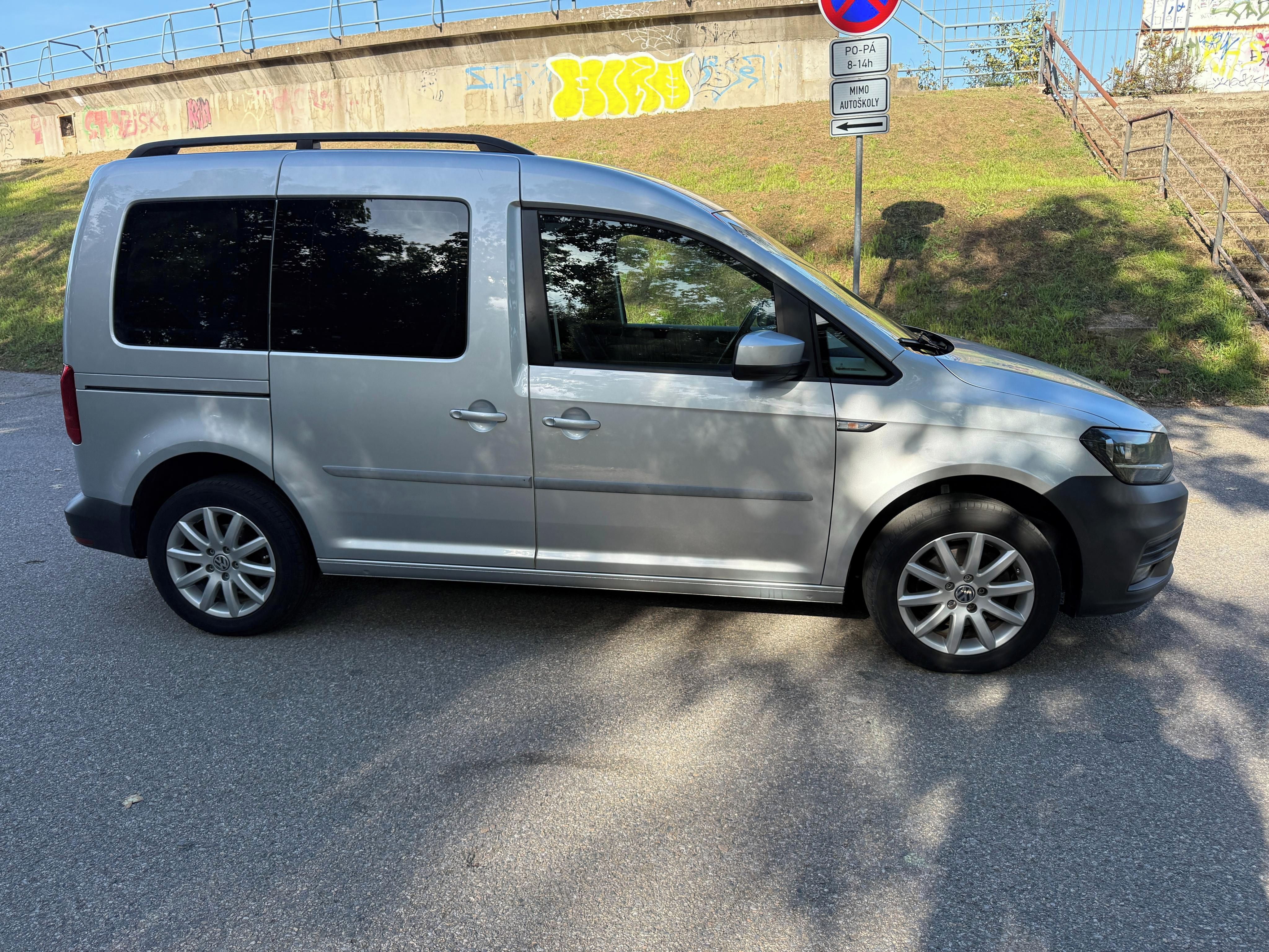 Volkswagen Caddy, 75kw | 2018 | VÝBAVA | TZ | RE - fotka 5