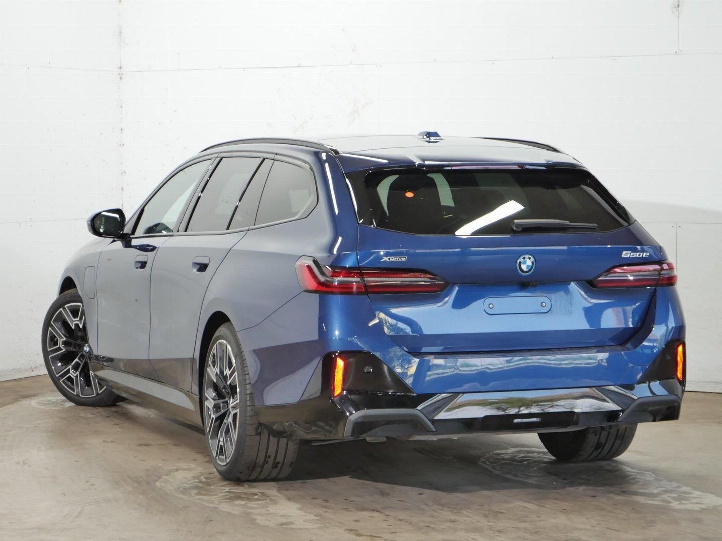 BMW Řada 5, 550e xDrive Touring M PRO - fotka 3