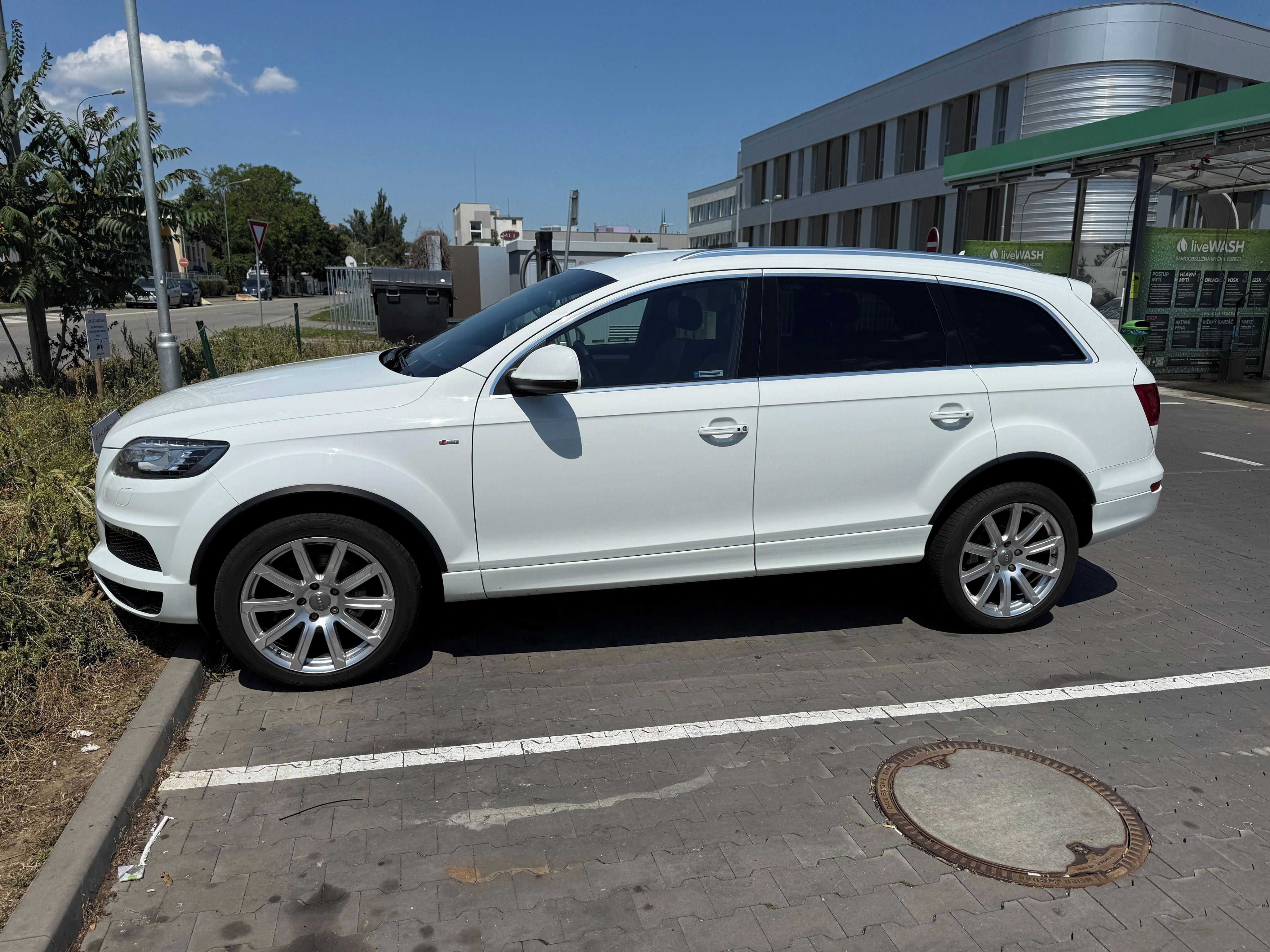 Audi Q7, 7 místná AUDI Q7 - fotka 2