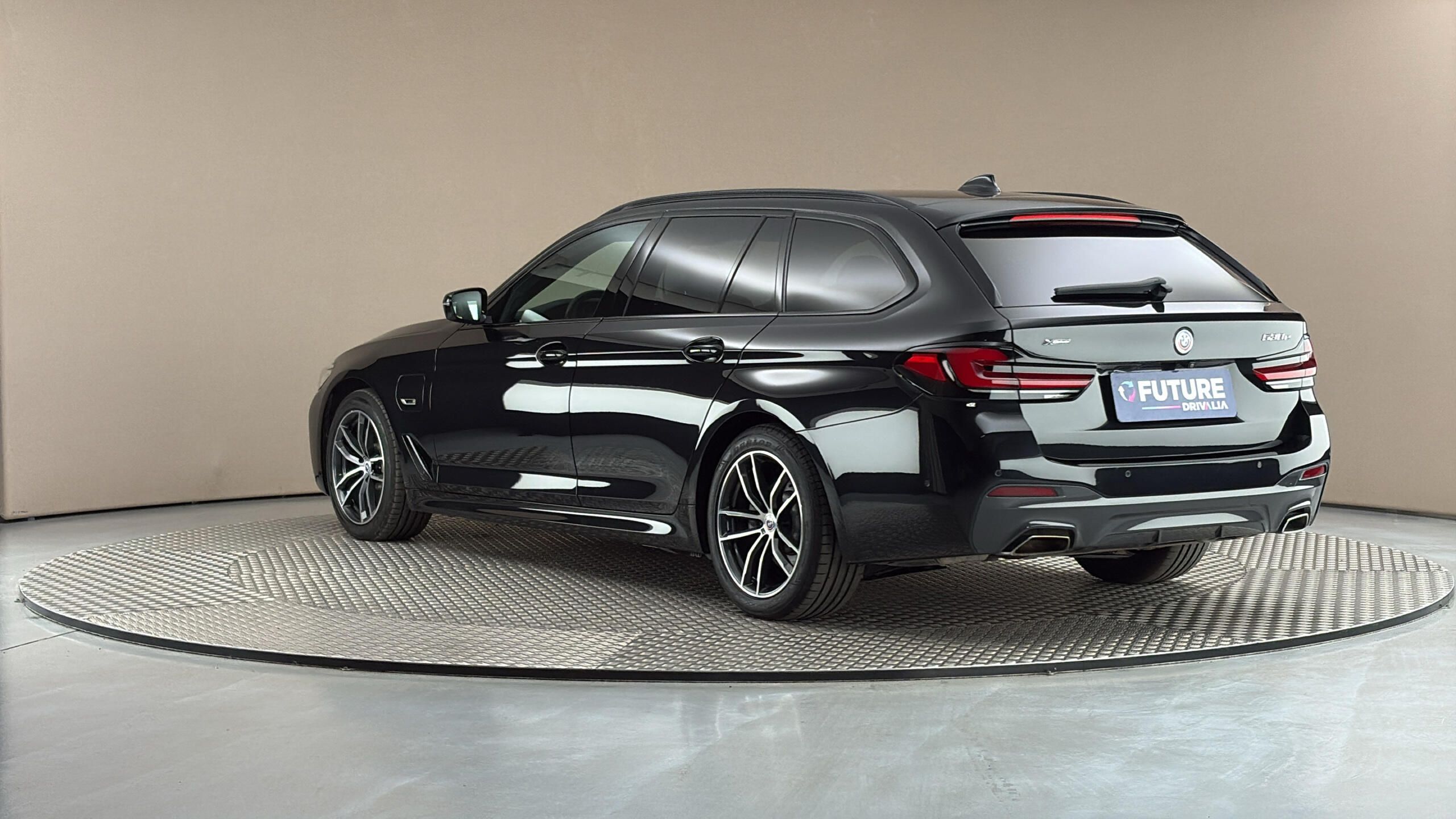 BMW Řada 5, 530e AUT xDrive M-paket Tourin - fotka 2