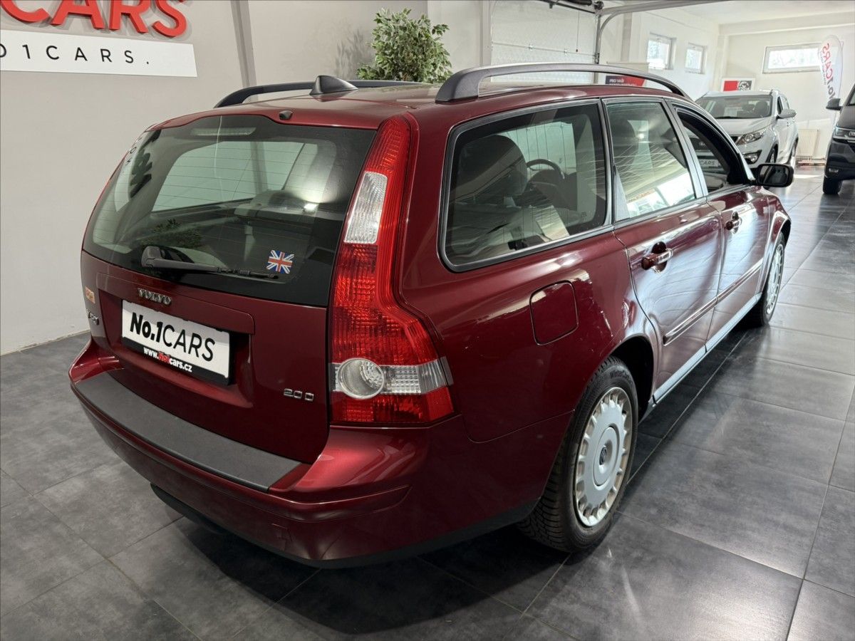 Volvo V50, 2,0   D 100KW KRÁSNÝ STAV TZ - fotka 5