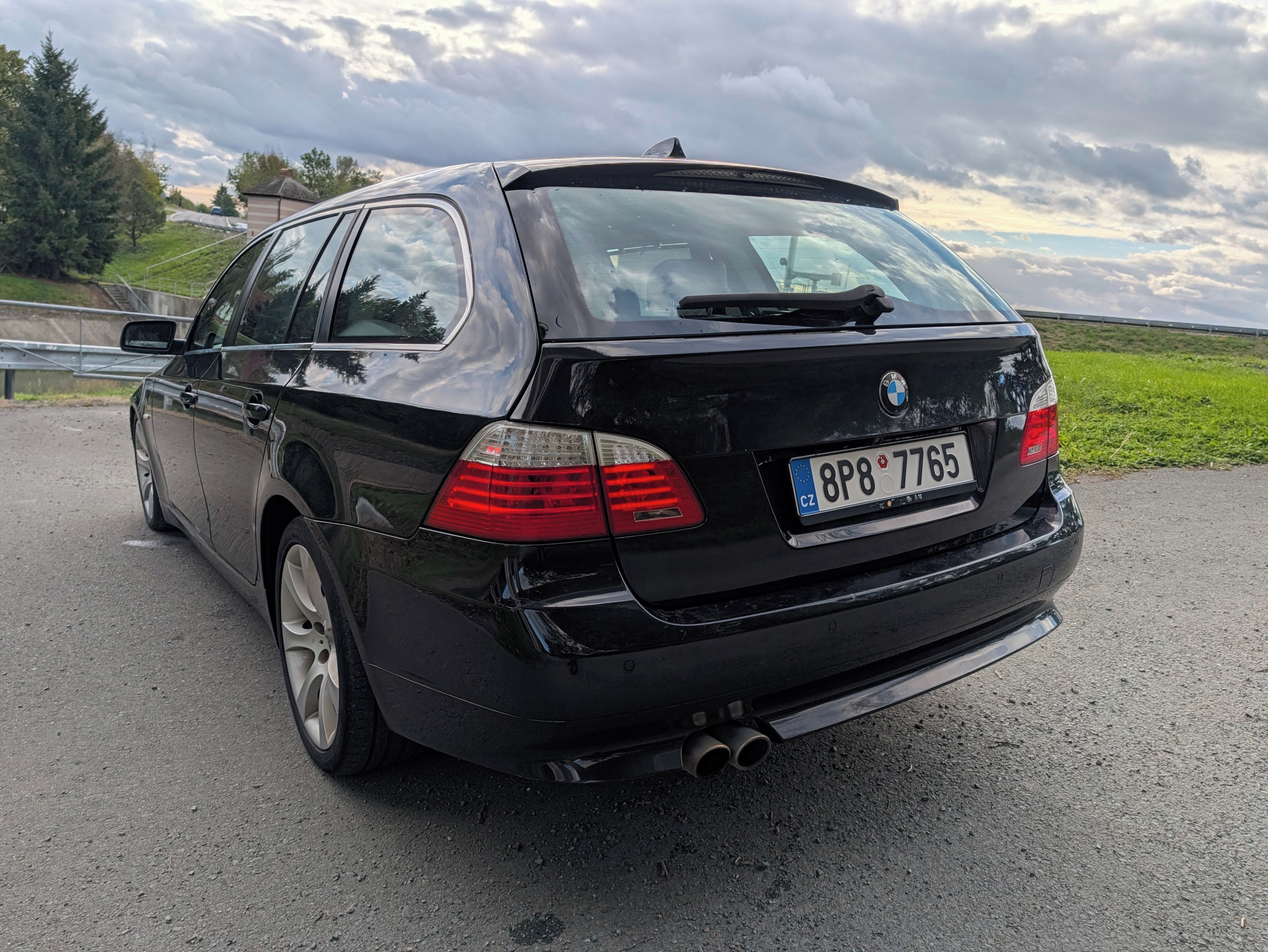 BMW Řada 5, BMW E61 550i kombi - fotka 5