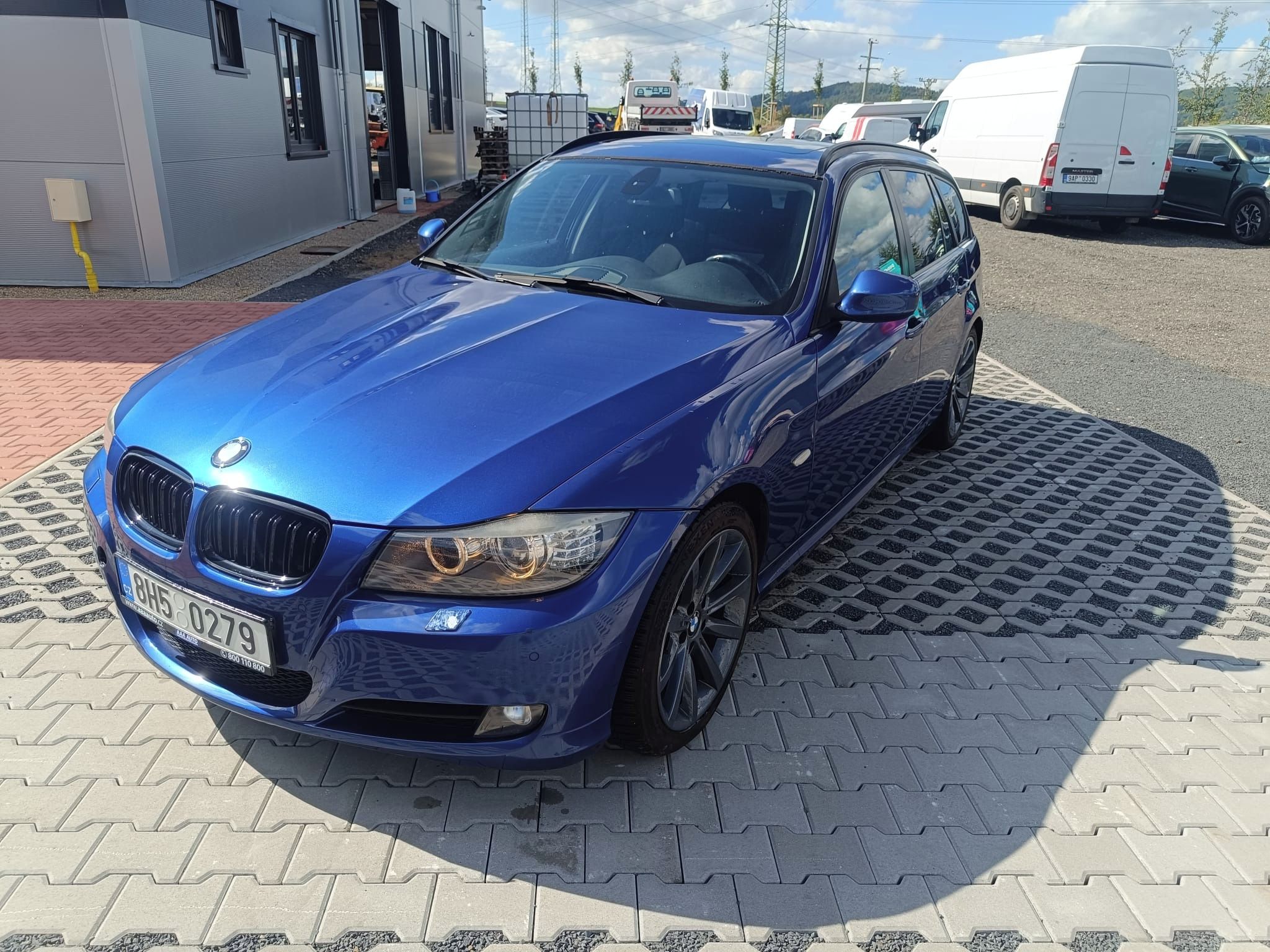 BMW Řada 3, 318i combi - fotka 2