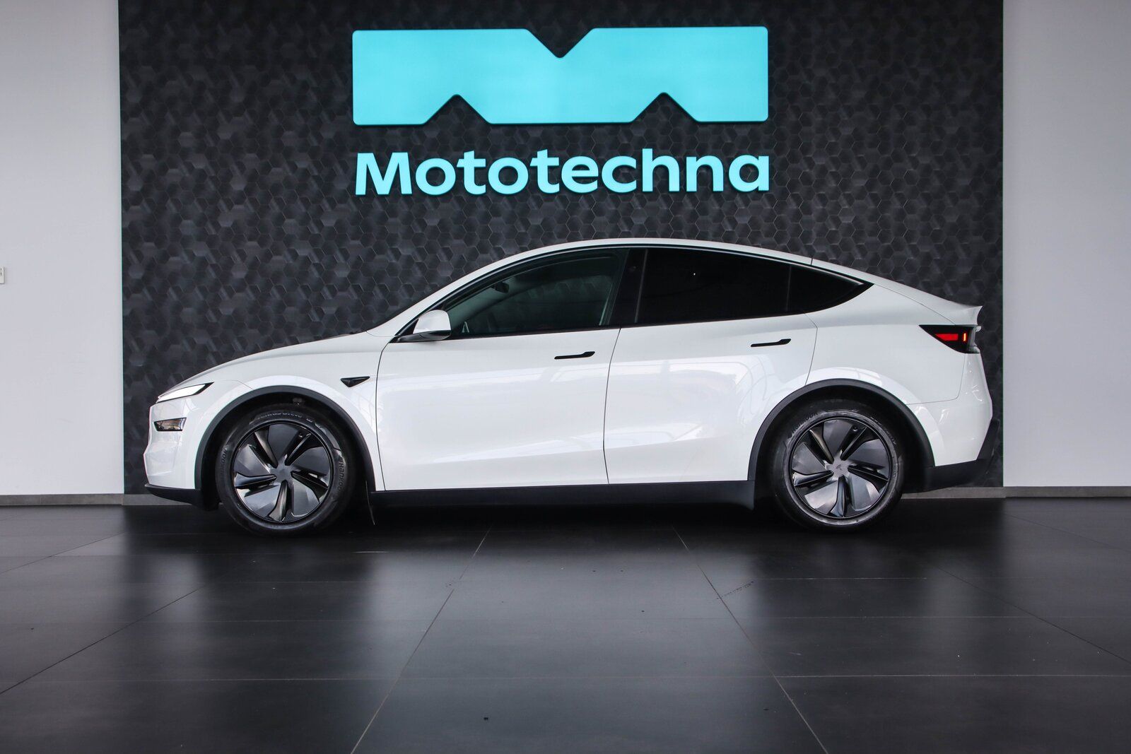 Tesla Model Y, Long Range AWD 79kWh, SoH 93% - fotka 2