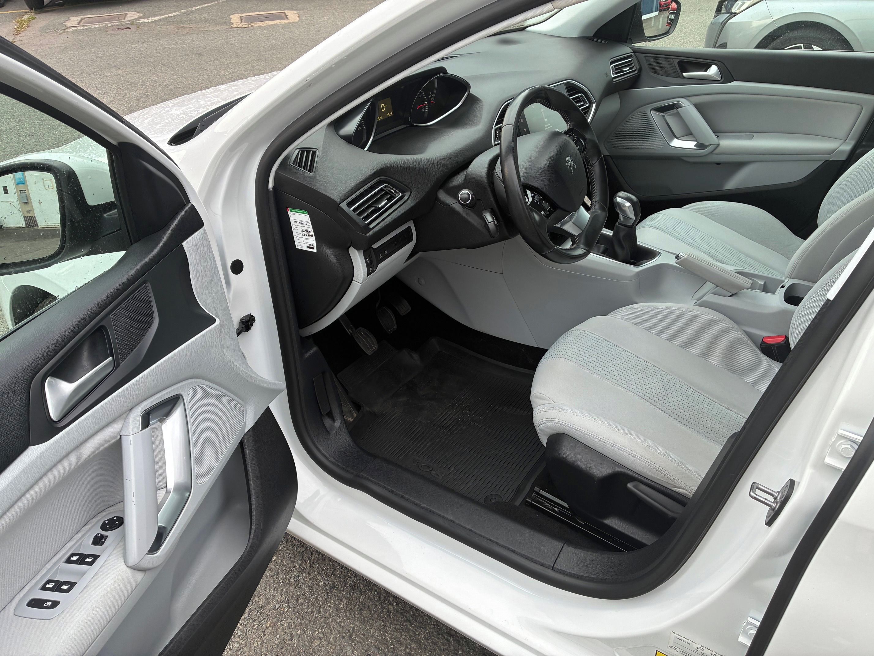 Peugeot 308, 1,2 PureTech Active Pack  110k - fotka 5