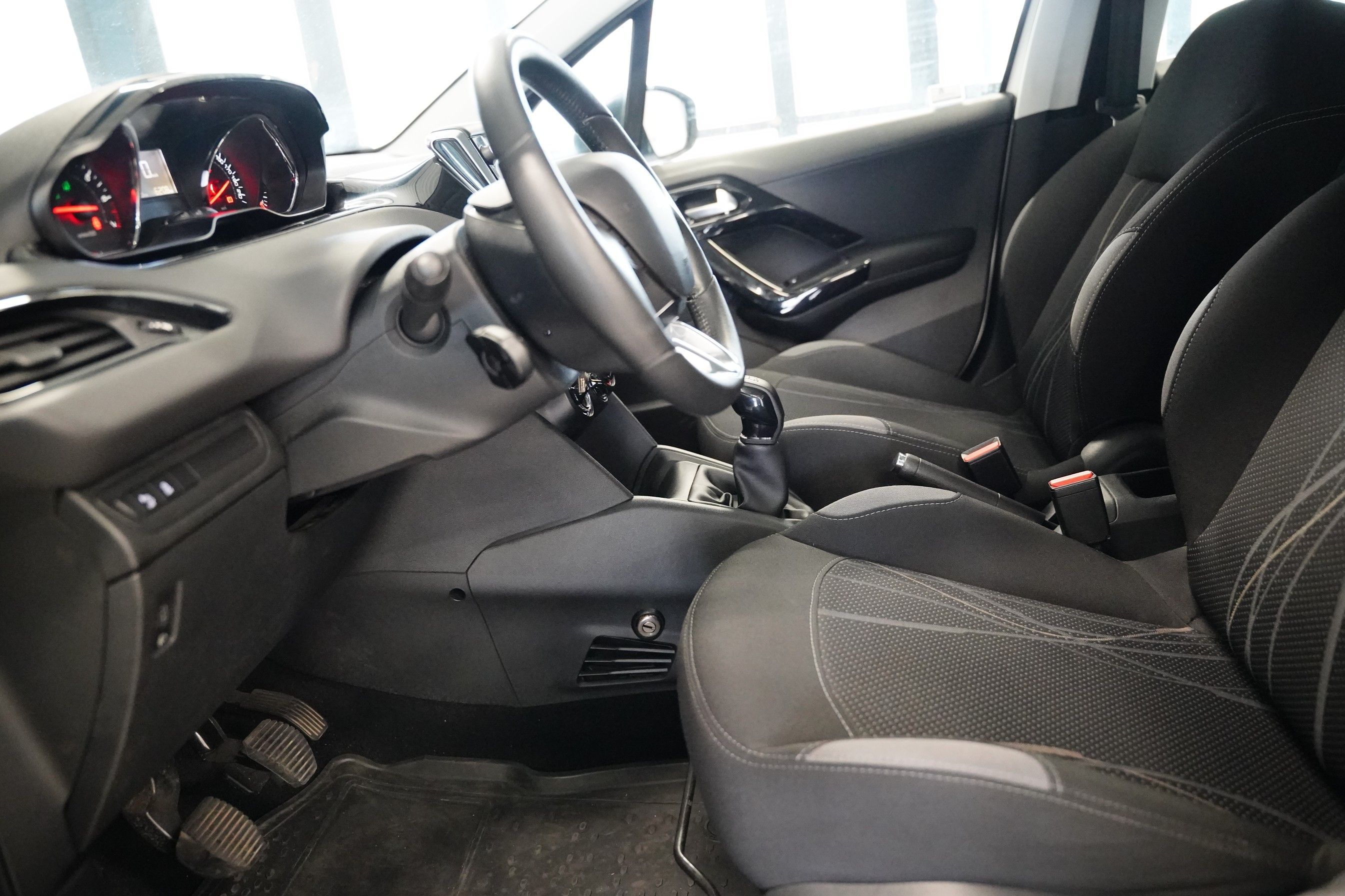 Peugeot 208, 1.0i 50 kW - fotka 6