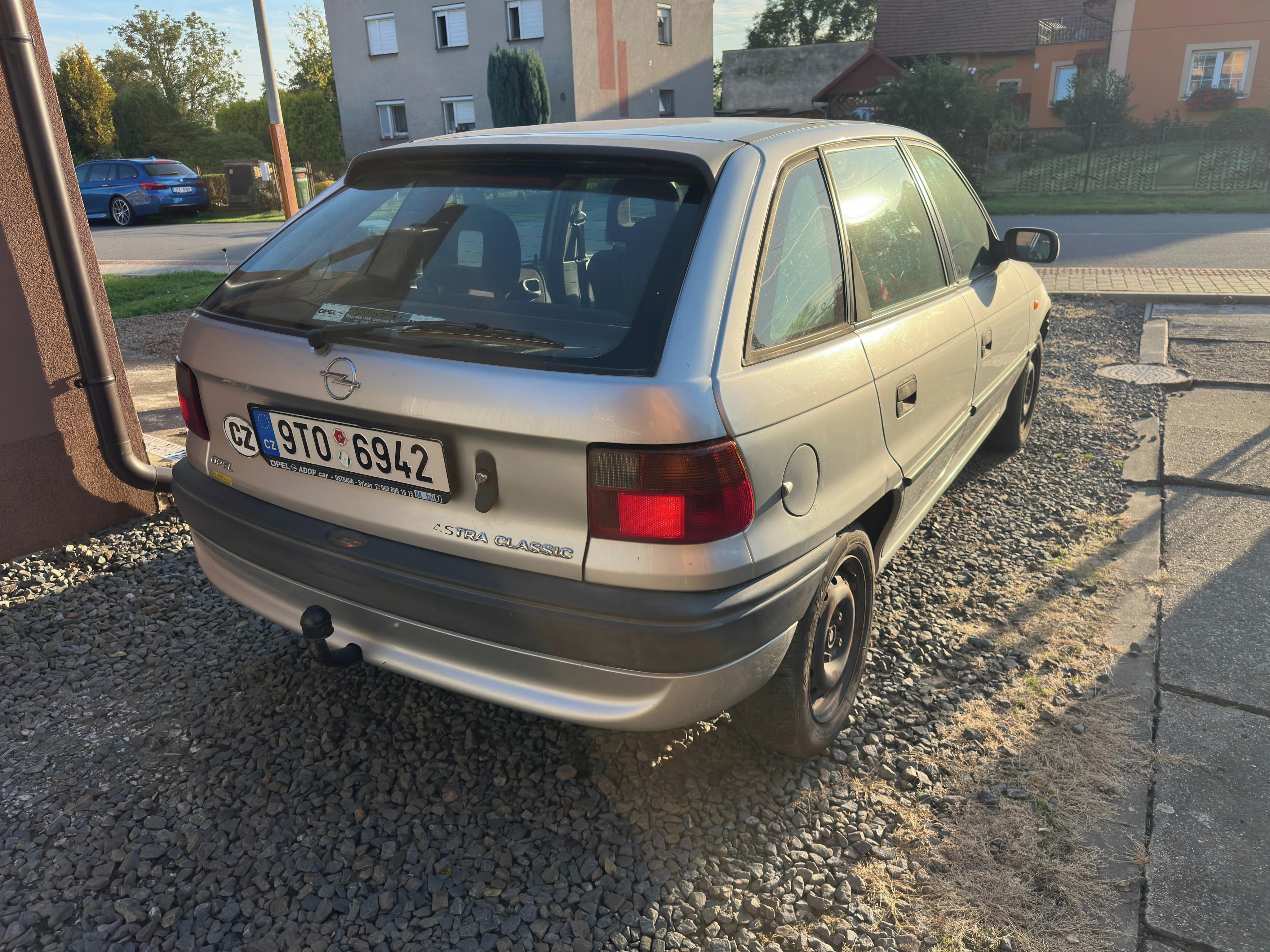 Opel Astra, Na servis nebo díly - fotka 3