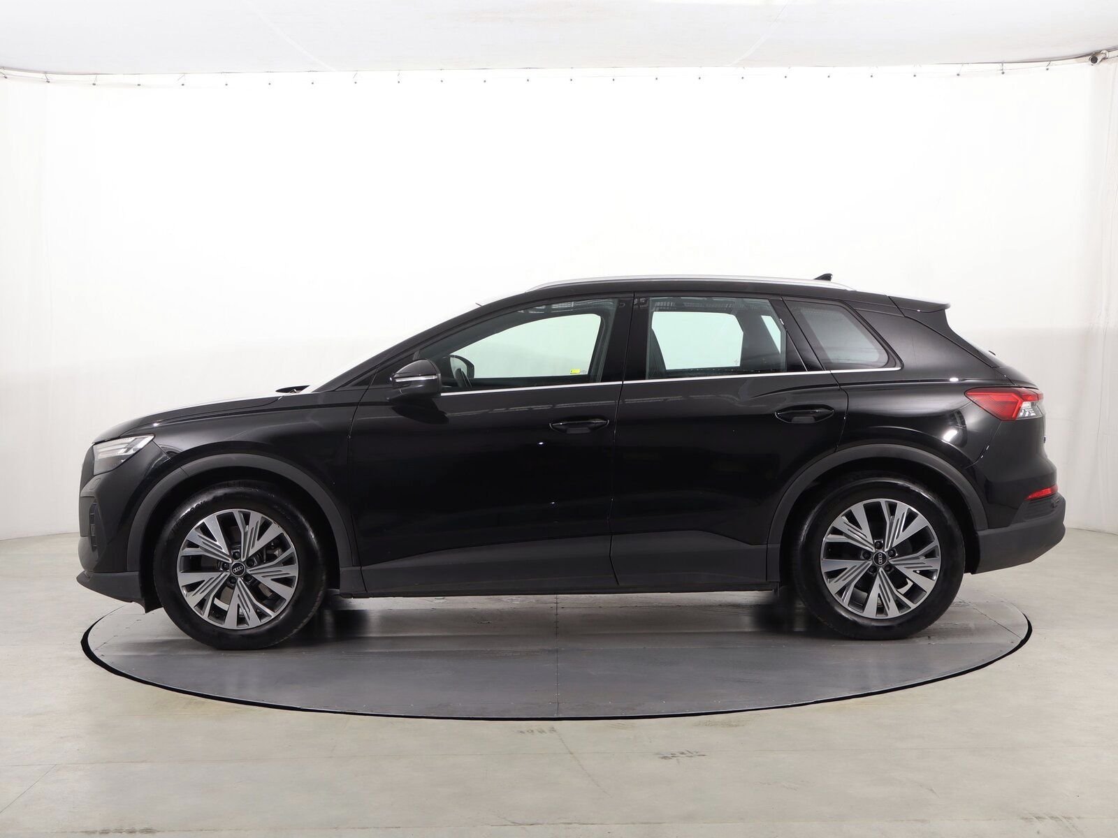 Audi Q4 e-tron, 40 e-tron, SoH 95%, S-Line - fotka 3