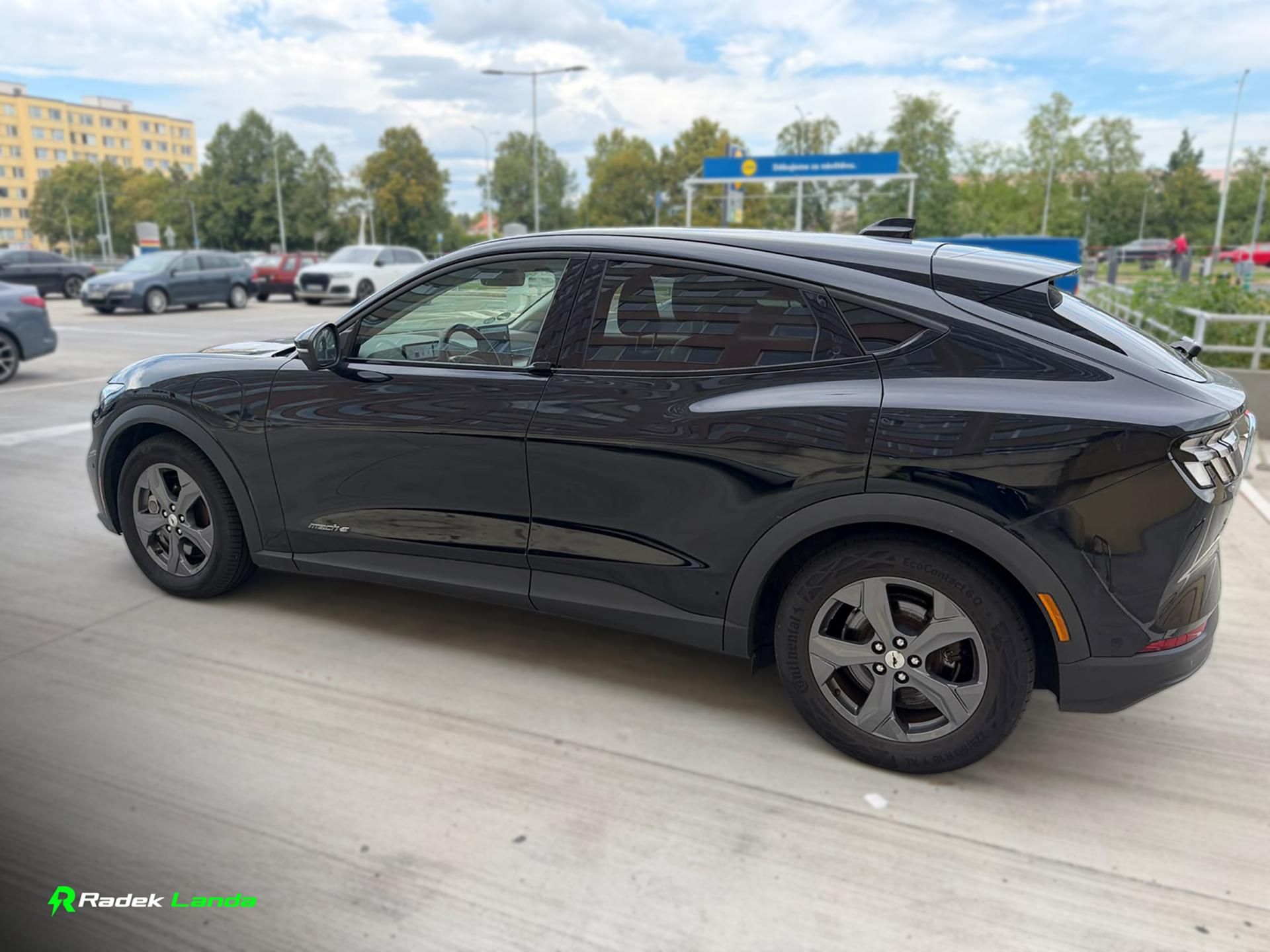 Ford Mustang Mach-E, Standard Range RWD 75,7 kWh - fotka 5
