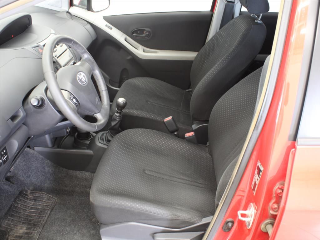 Toyota Yaris, 1,3 i 73kW 2.maj.ČR STK - fotka 6